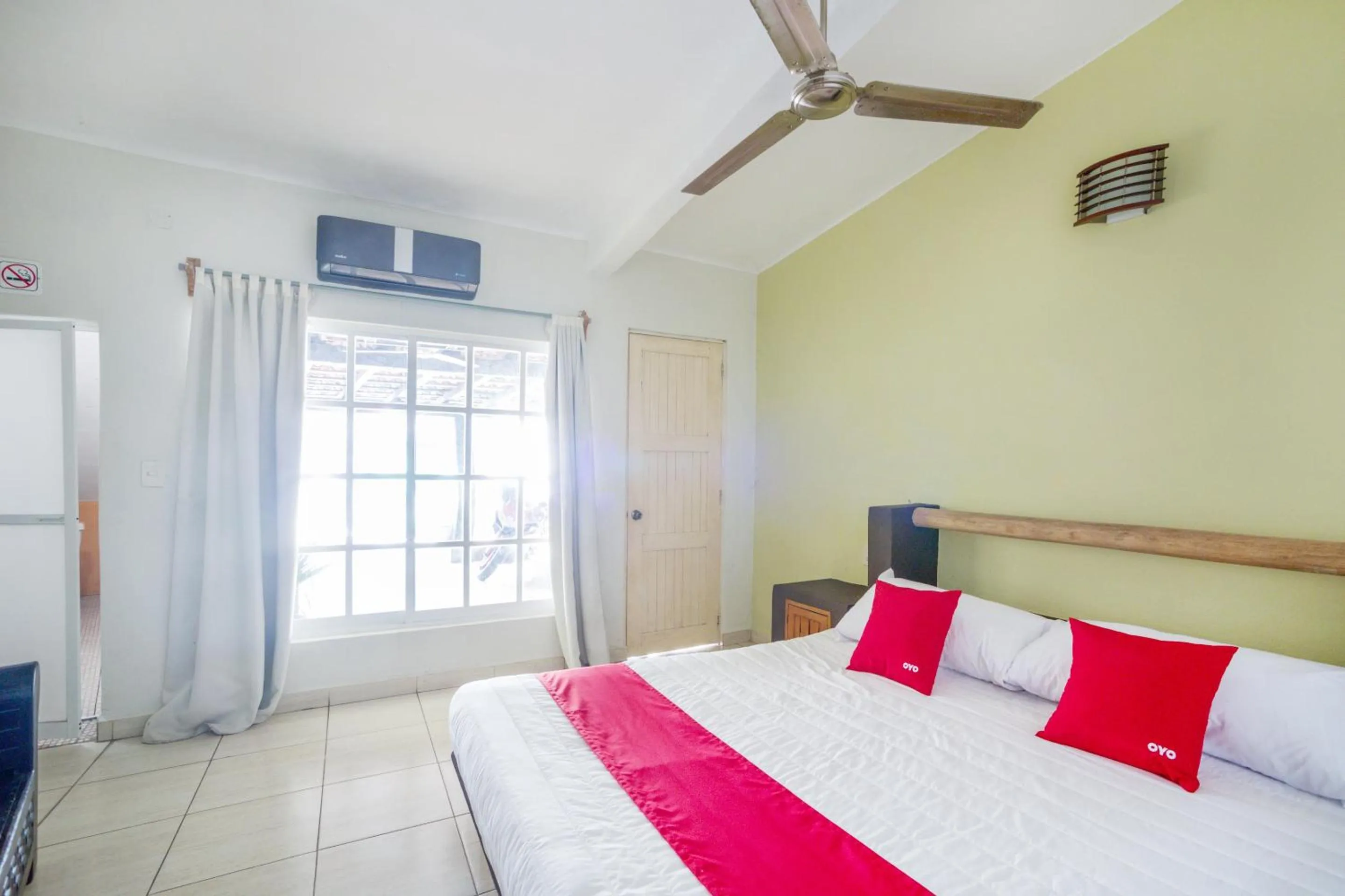 Bedroom in OYO Hotel Posada Lys, Zihuatanejo
