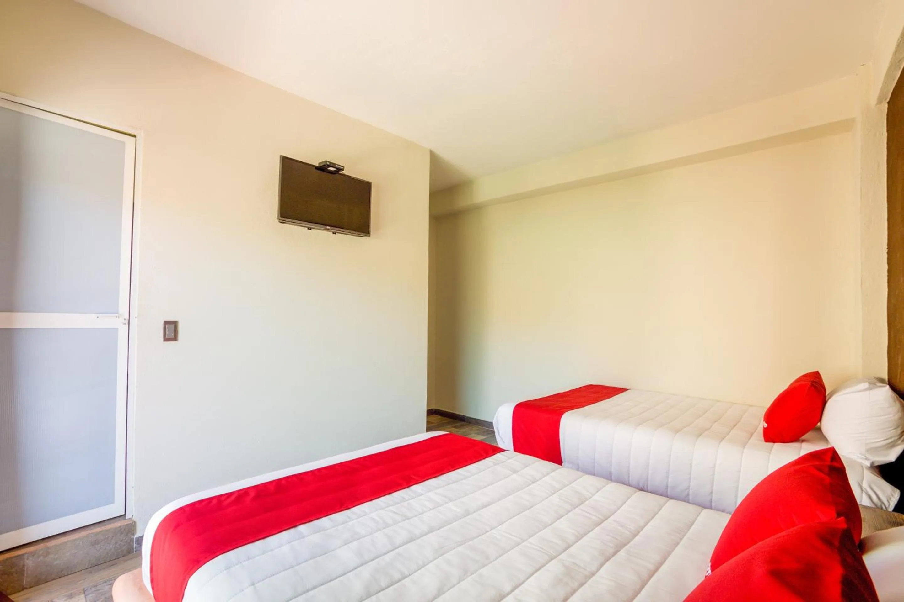 Bedroom in OYO Hotel Posada Lys, Zihuatanejo