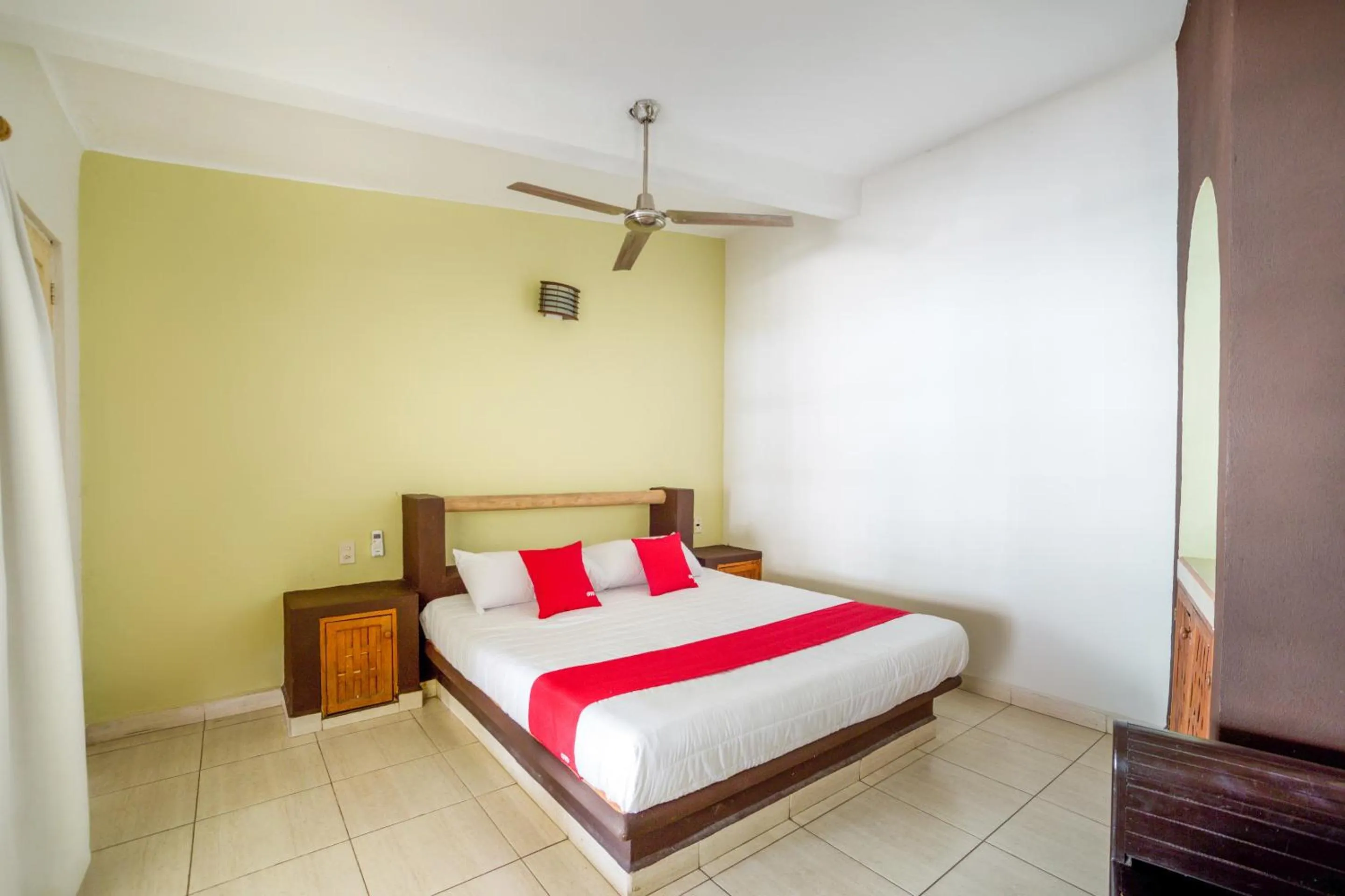Bedroom in OYO Hotel Posada Lys, Zihuatanejo