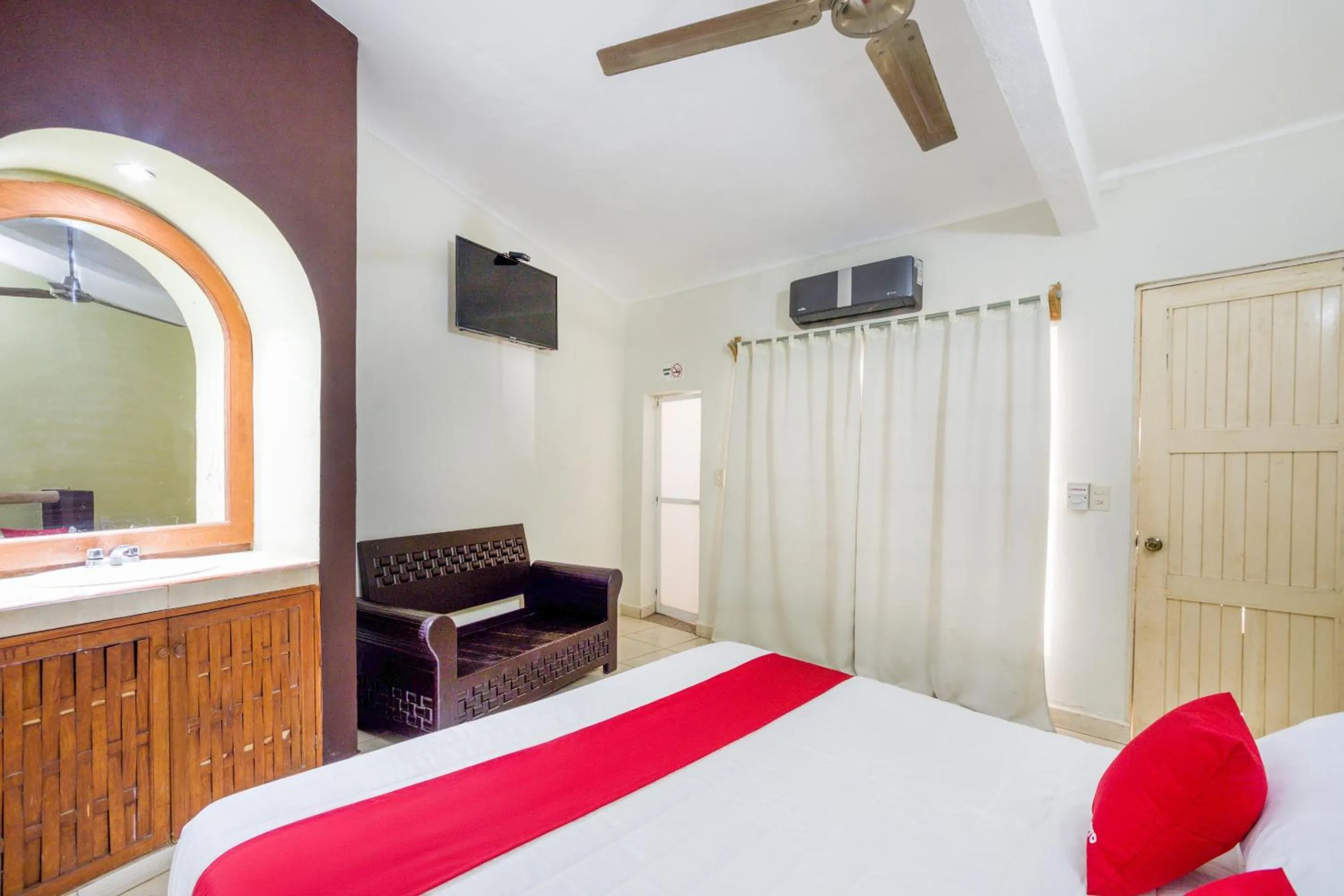 Bedroom in OYO Hotel Posada Lys, Zihuatanejo