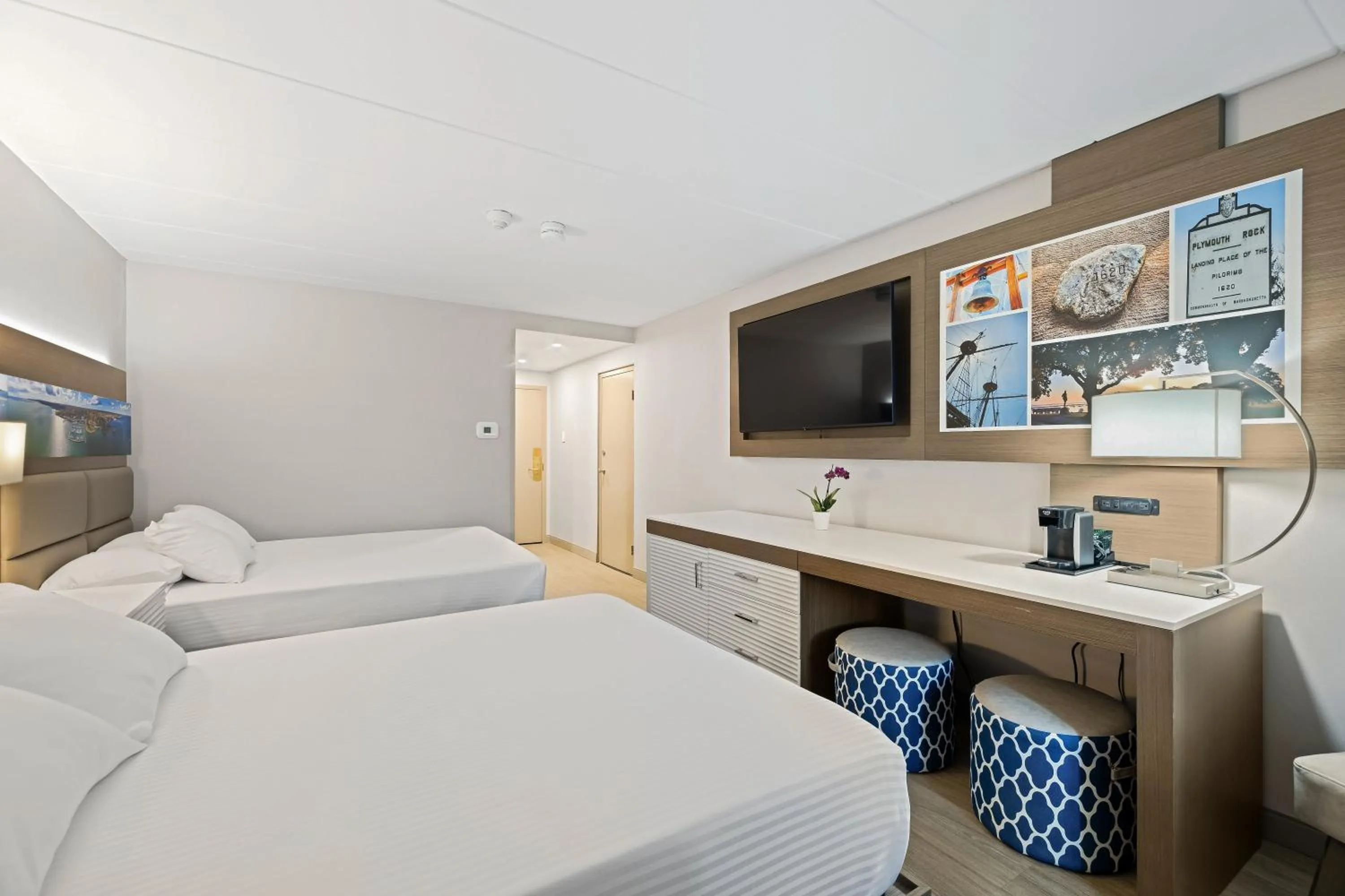 Bed in John Carver Inn & Spa