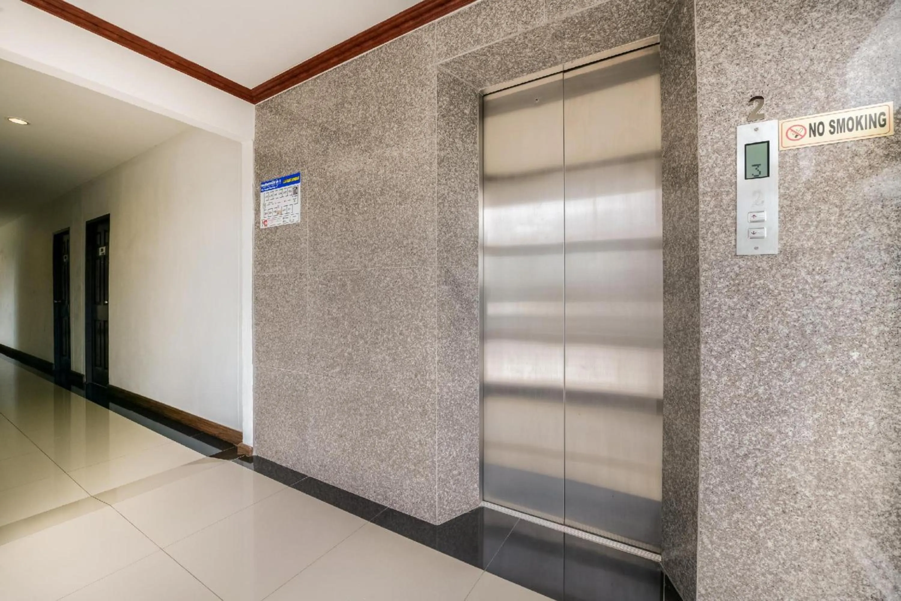elevator in OYO 350 Mae Saeng Place