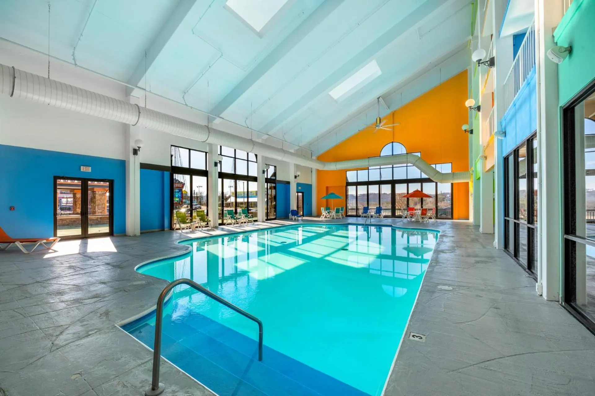 Swimming pool in Lodge of the Ozarks