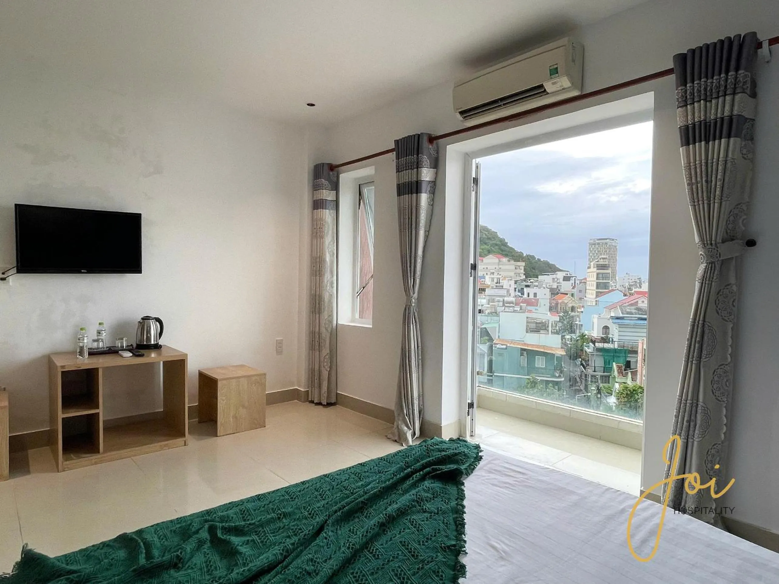 Communal lounge/ TV room, Bed in Joi Hospitality - Anthony