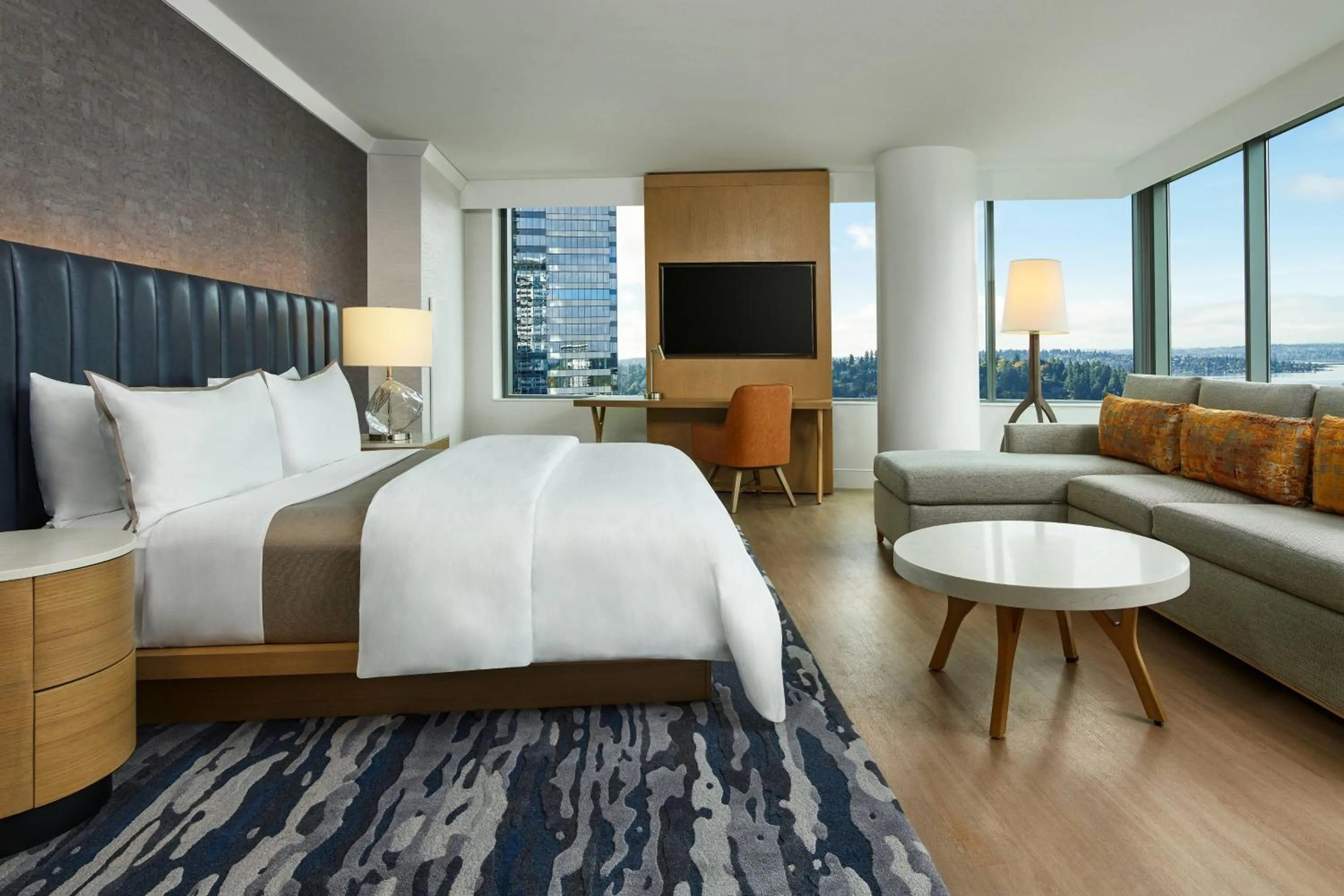 Photo of the whole room, Bed in The Westin Bellevue