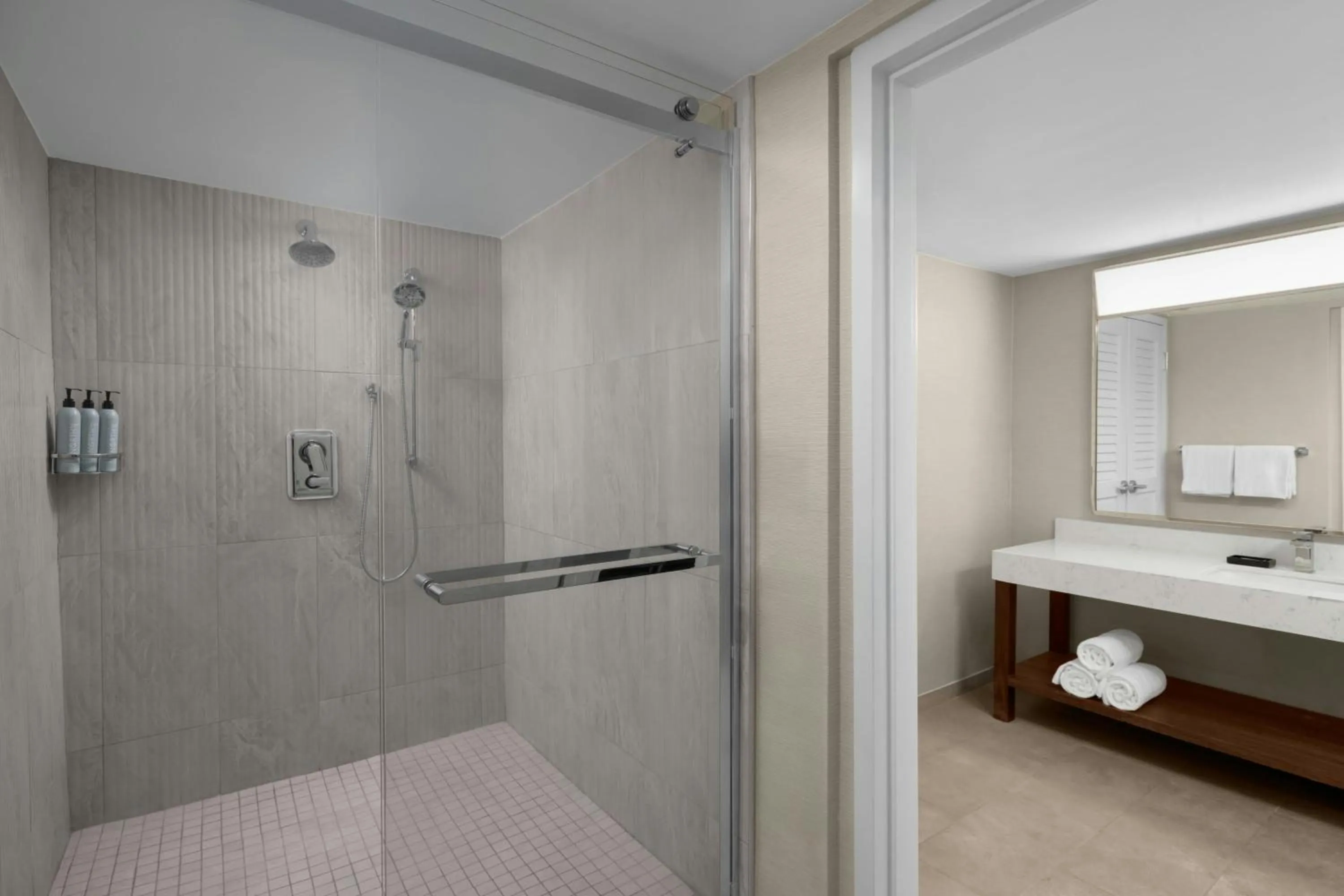 Bathroom, Bed in Courtyard Fort Lauderdale East Lauderdale-by-the-Sea