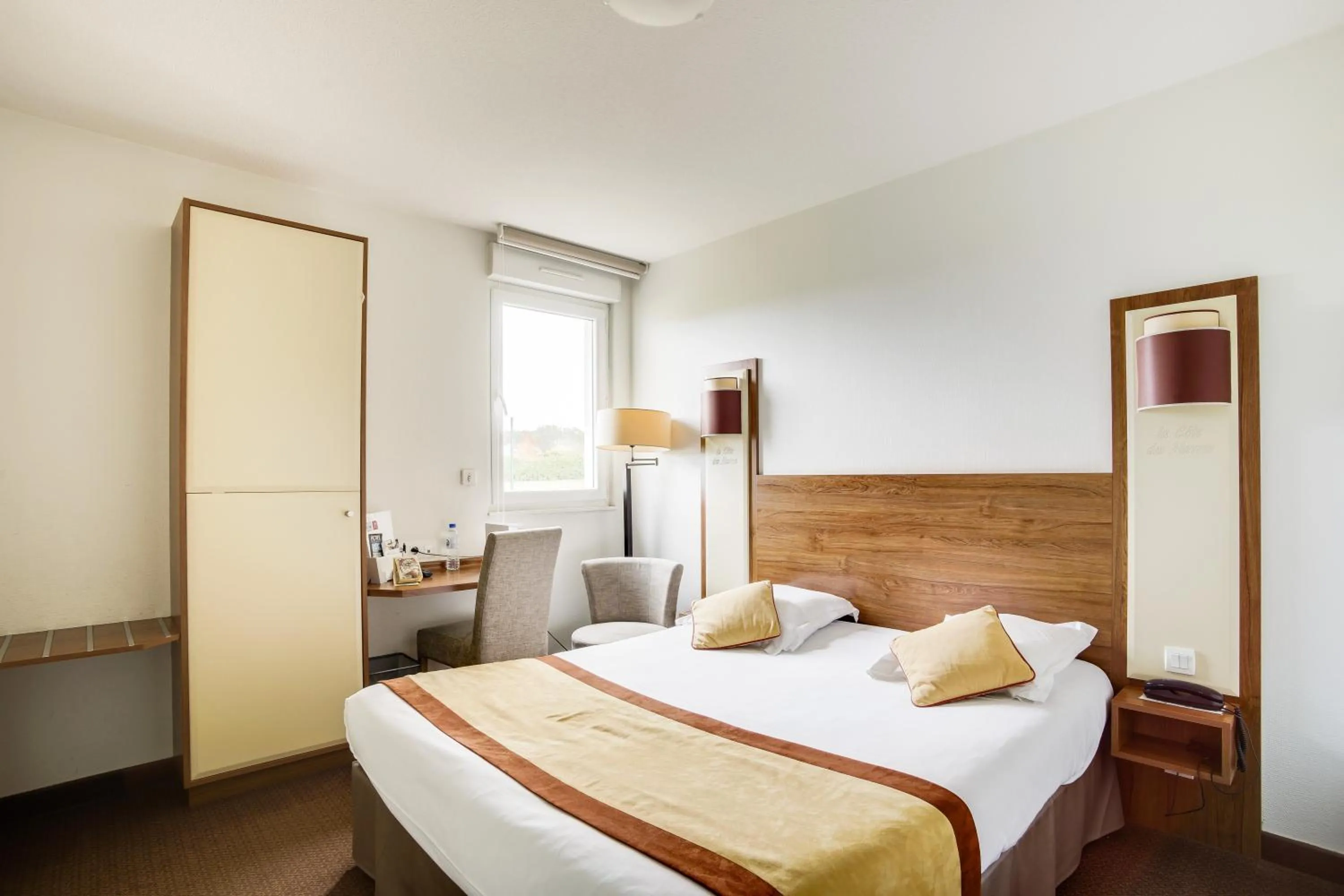 Bedroom, Bed in Brit Hotel De La Côte Des Havres