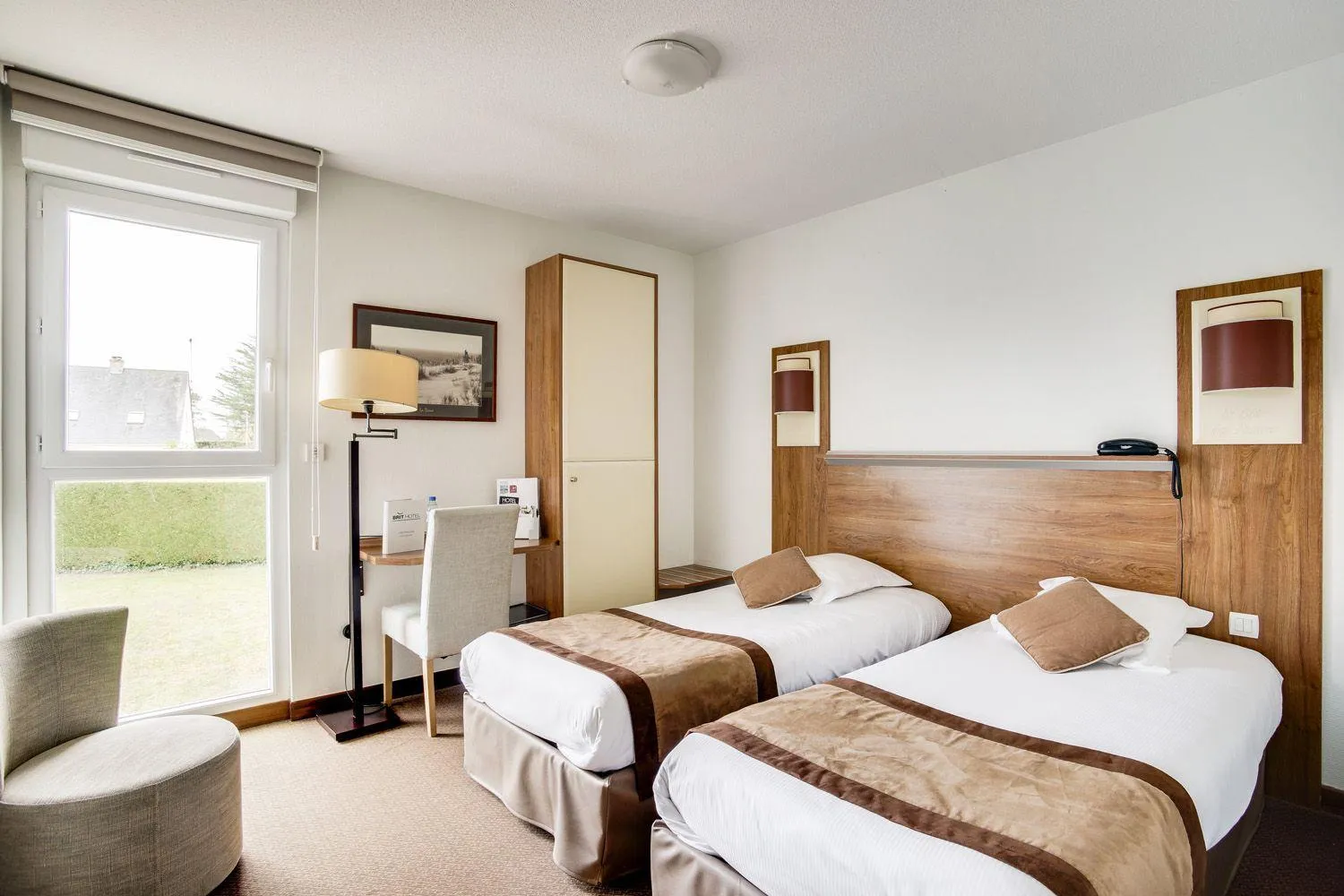 Bed in Brit Hotel De La Côte Des Havres