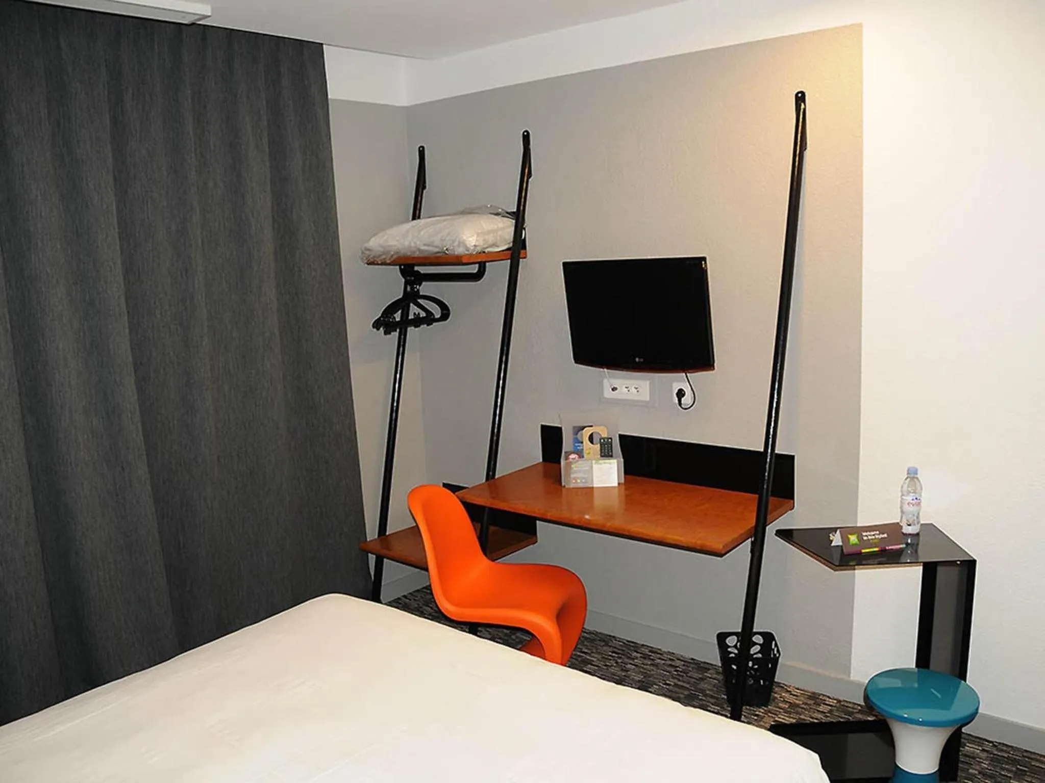 Bedroom, Bed in Ibis Styles Chambery Centre Gare