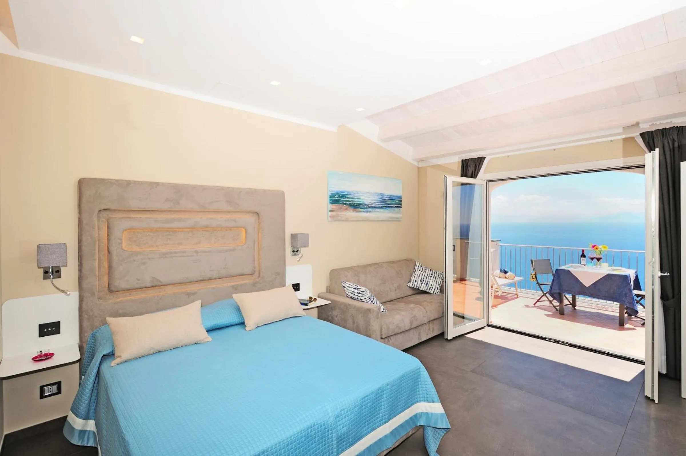 Bed in Amalfi Blu Retreat