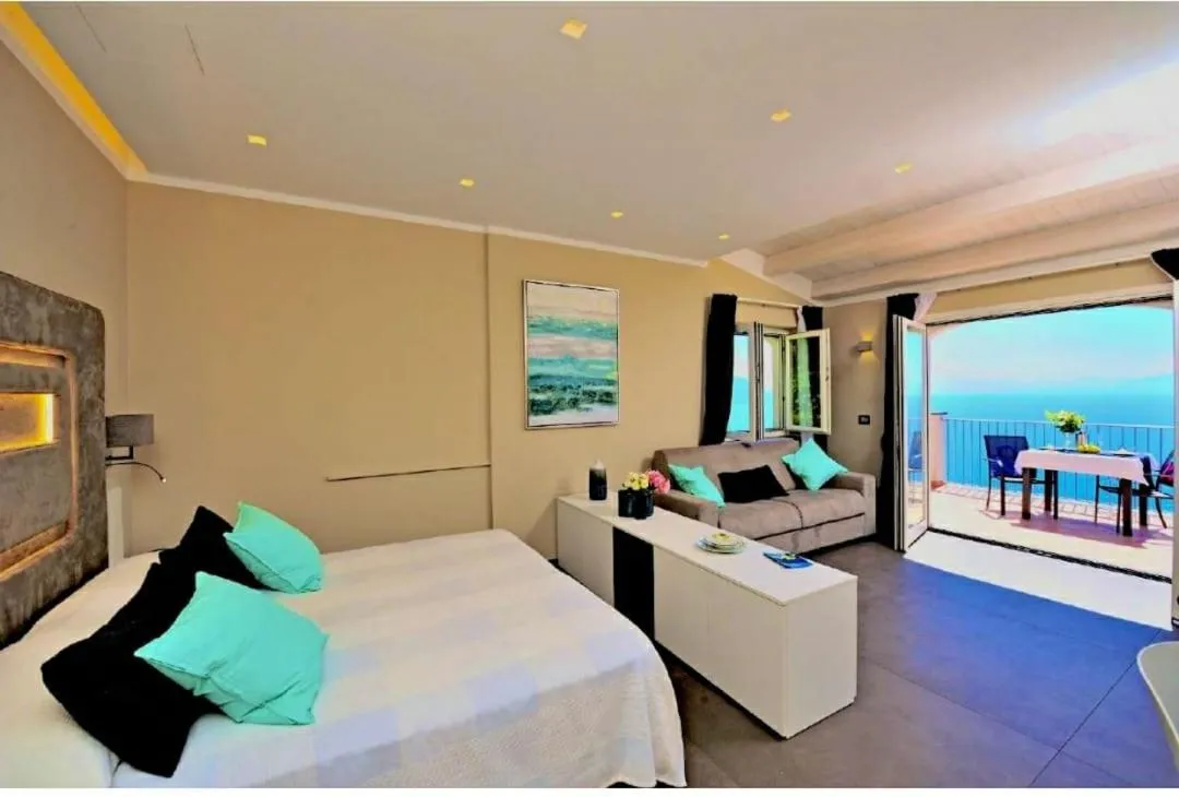 Bed in Amalfi Blu Retreat