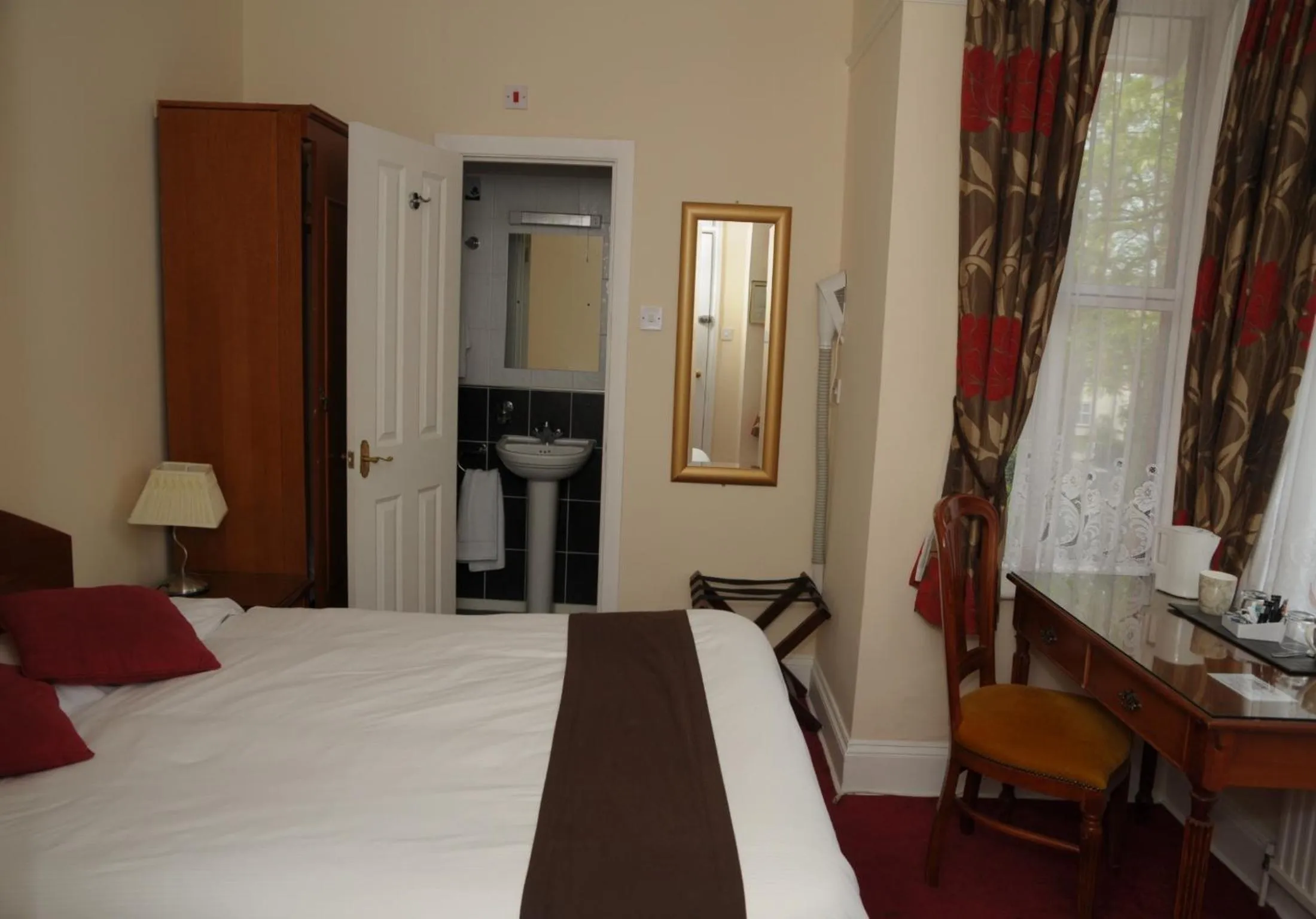 Bedroom in Wimblehurst Hotel