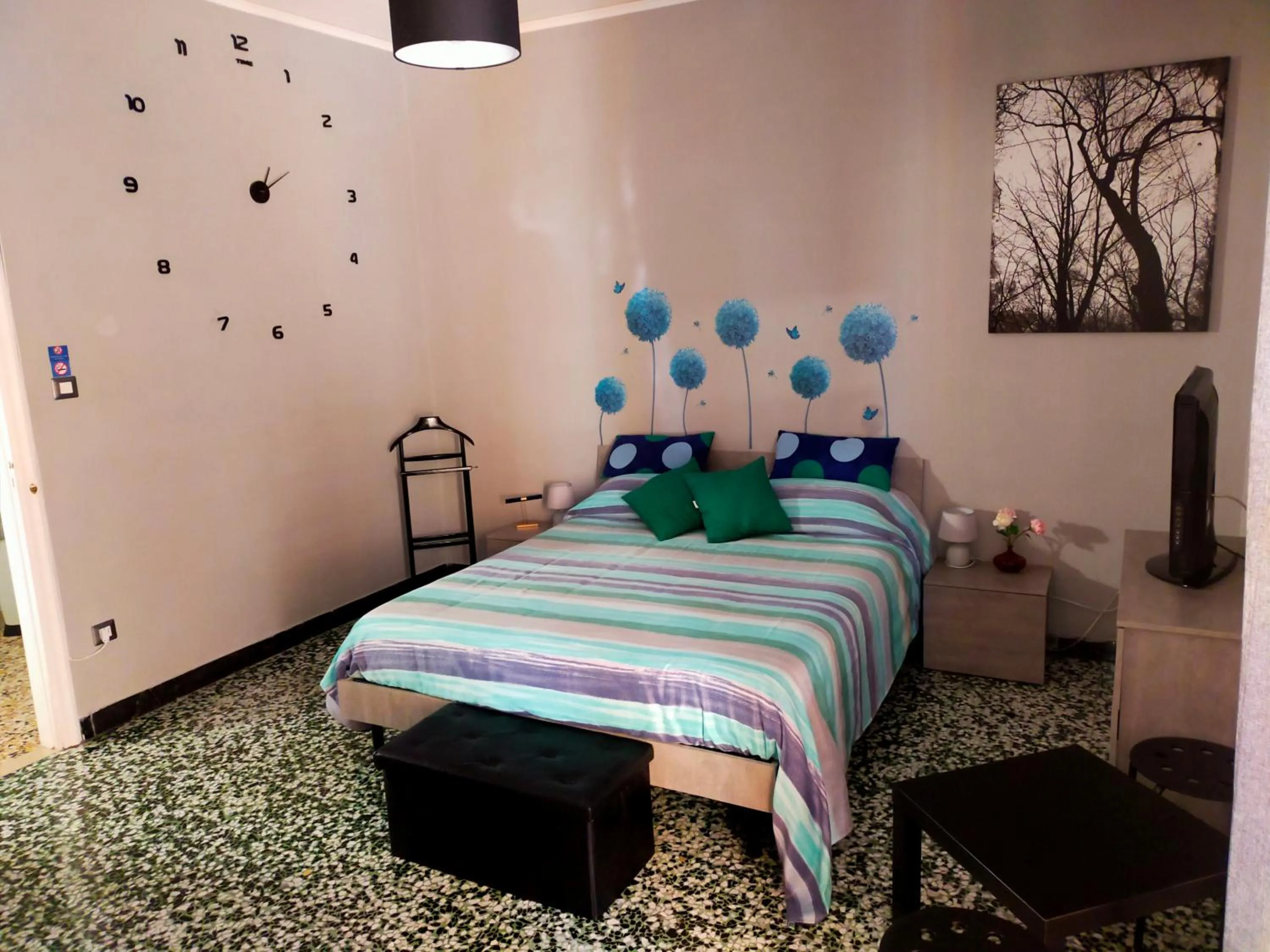 Photo of the whole room, Bed in Parthenope rooms