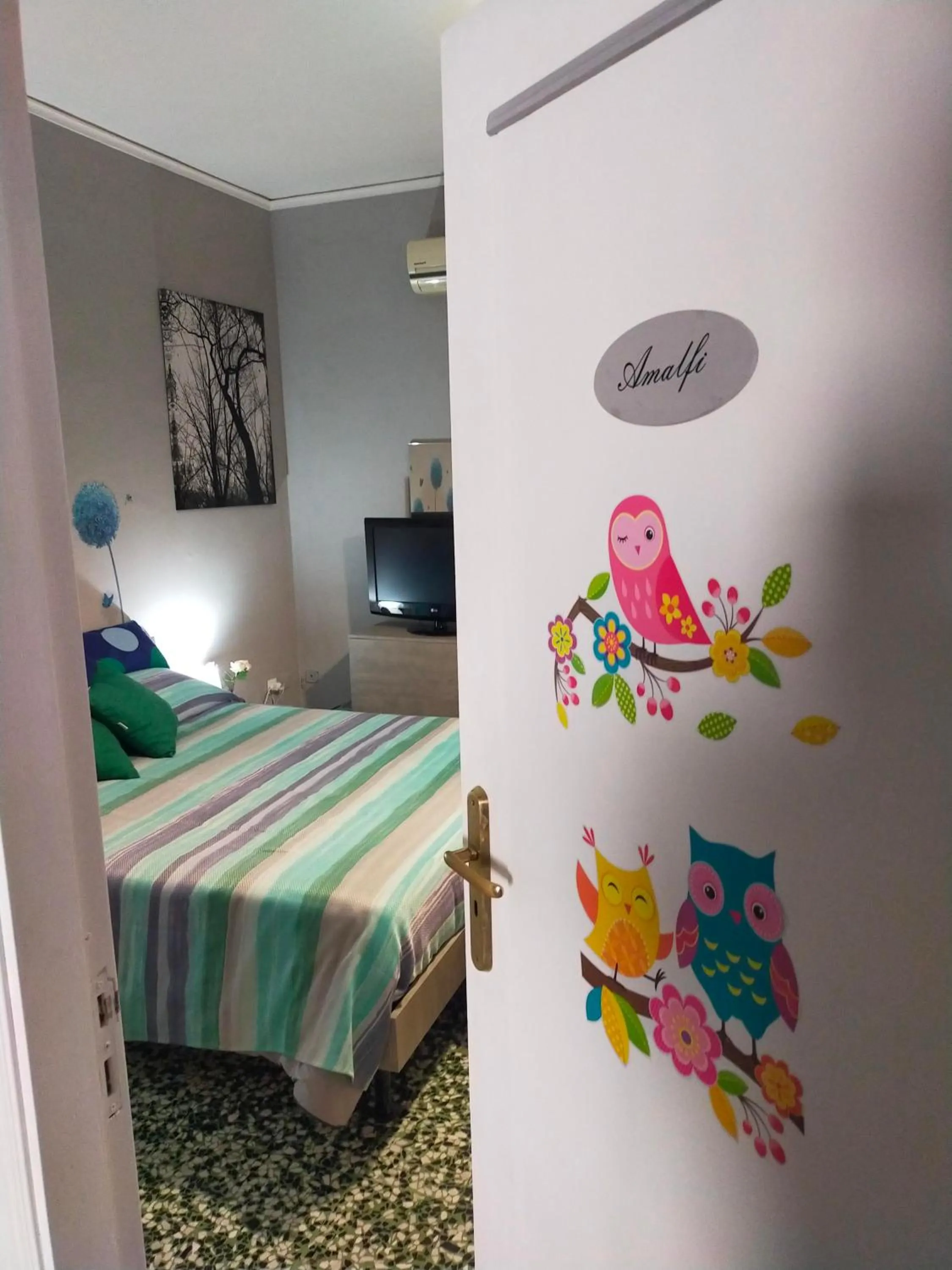 Photo of the whole room, Bed in Parthenope rooms