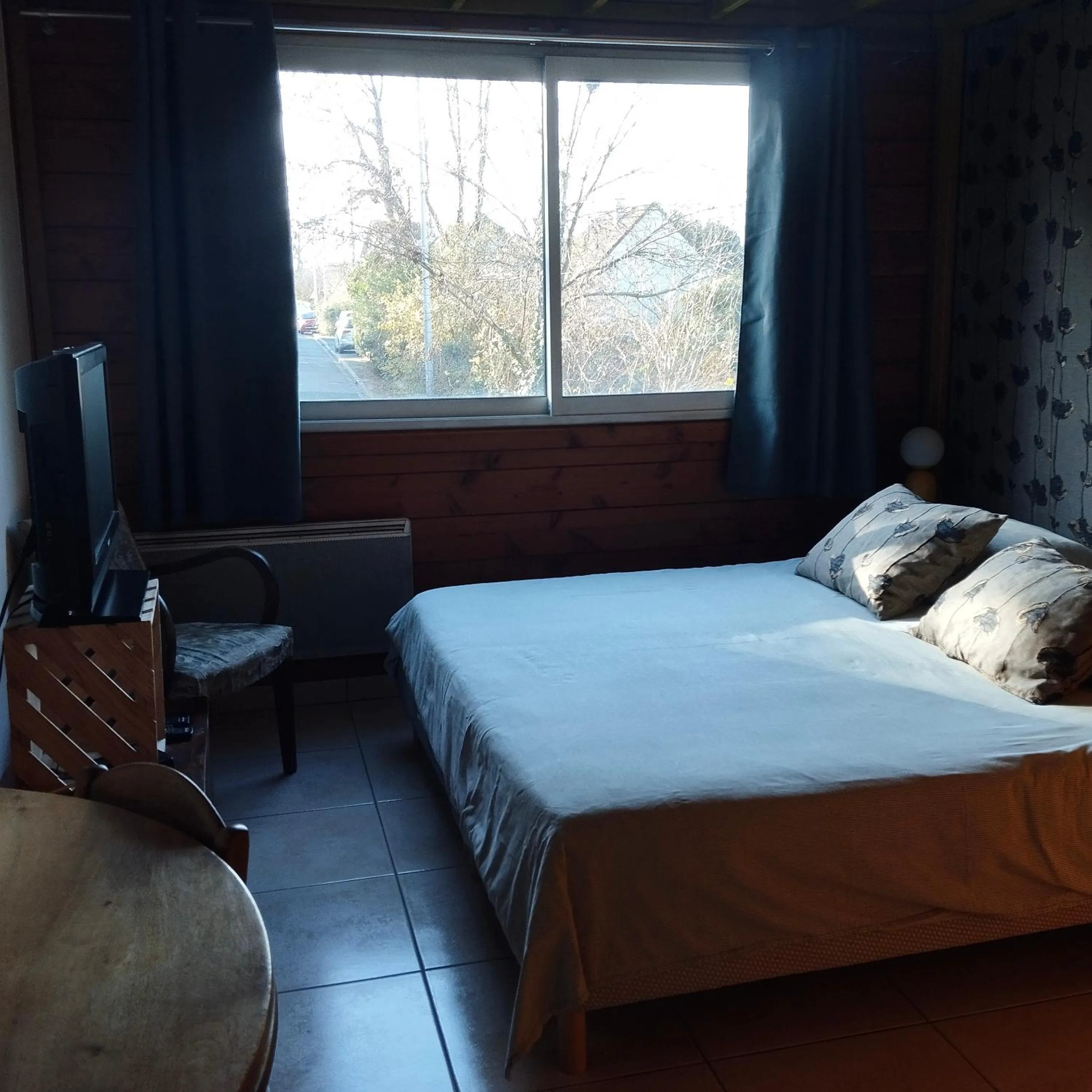 Photo of the whole room, Bed in La Maison Du Coteau