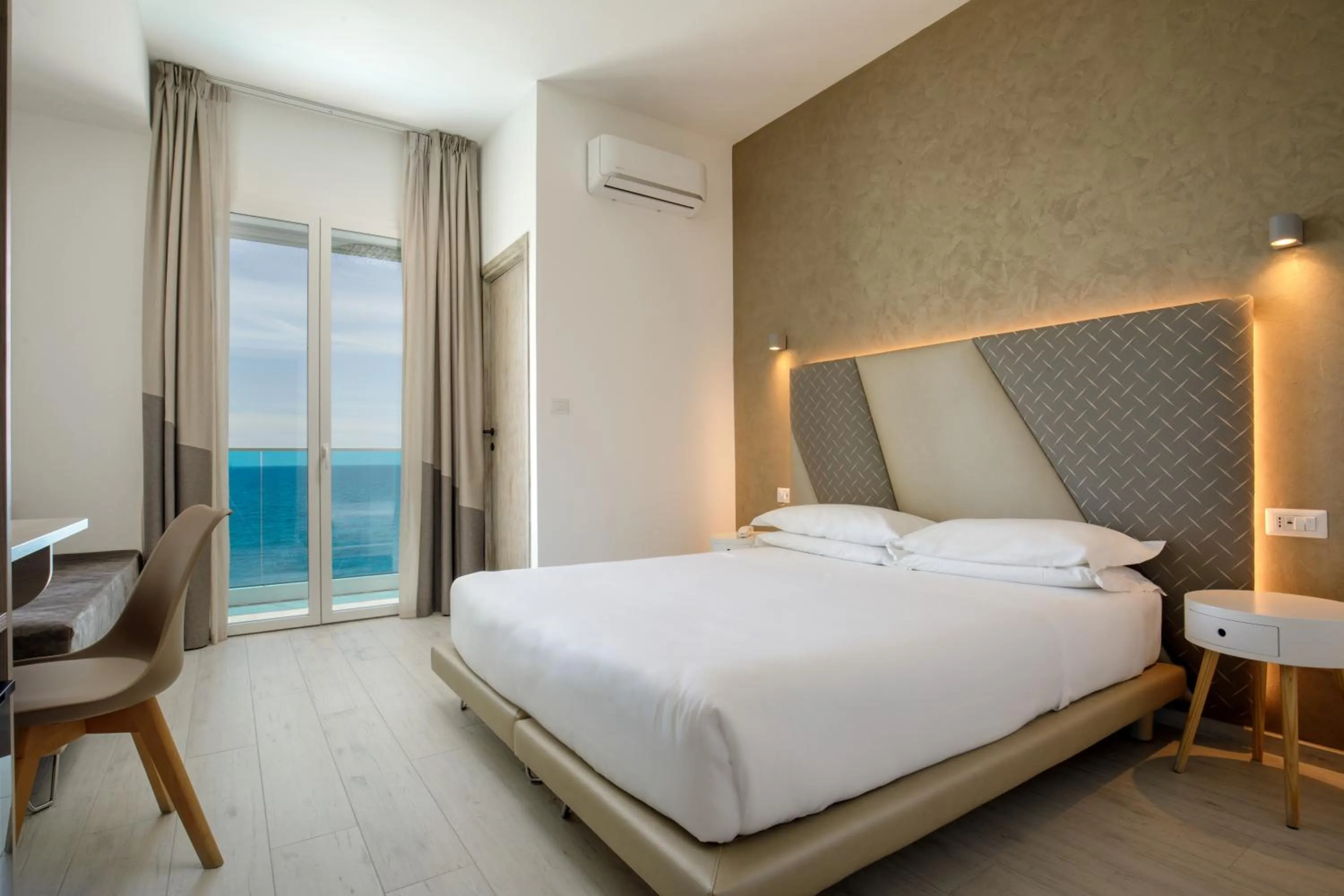 Bedroom, Bed in Hotel Tirreno