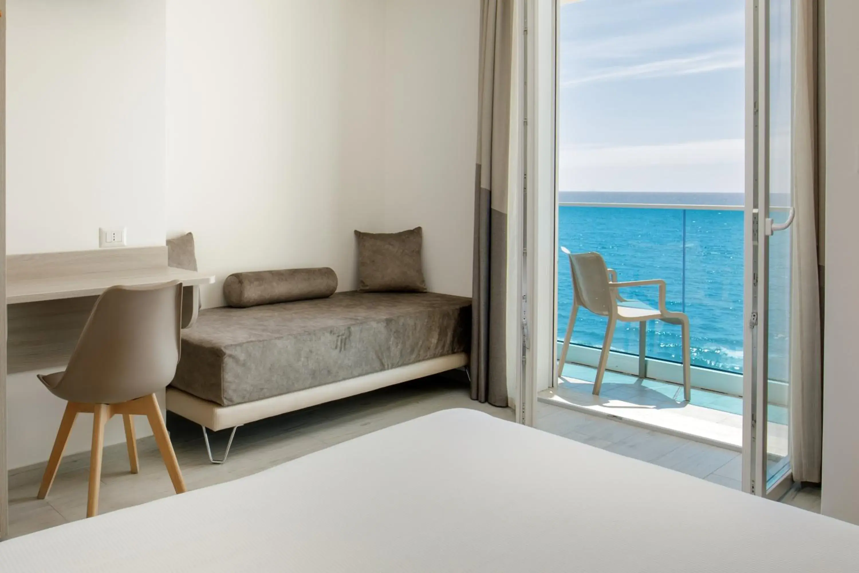 Standard Triple Room with Sea View in Hotel Tirreno Standard Triple Room with Sea View in Hotel Tirreno
