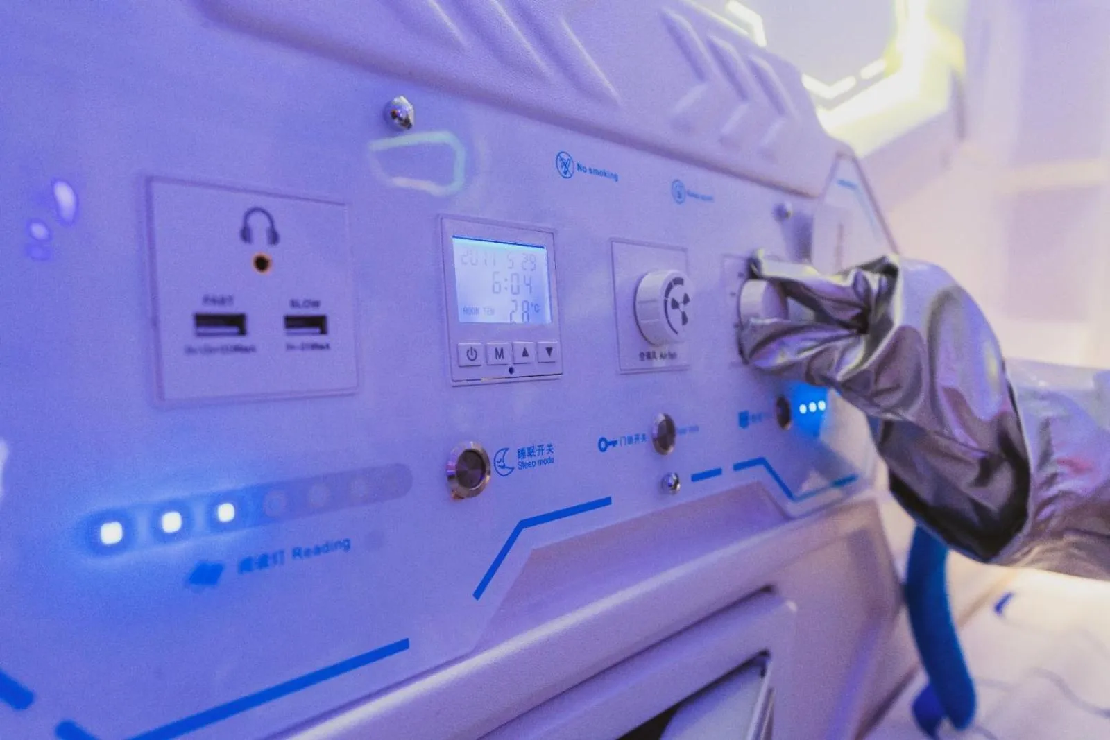 Hashtag.Capsule.Hostel