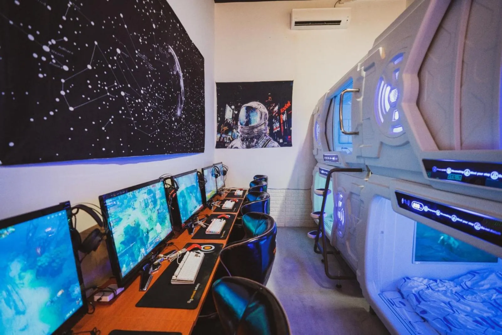 Hashtag.Capsule.Hostel