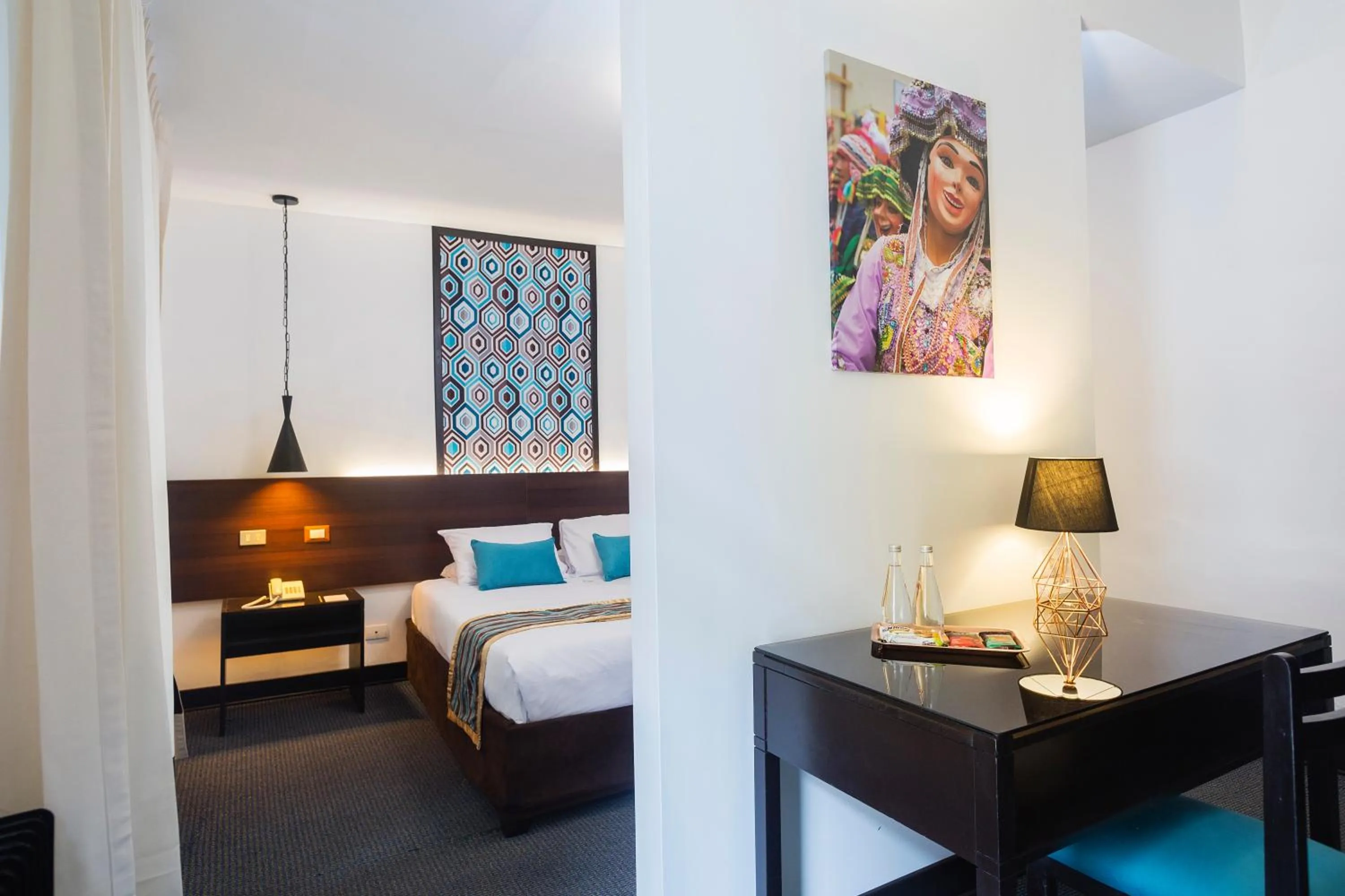 Photo of the whole room, Bed in SACHA Centric