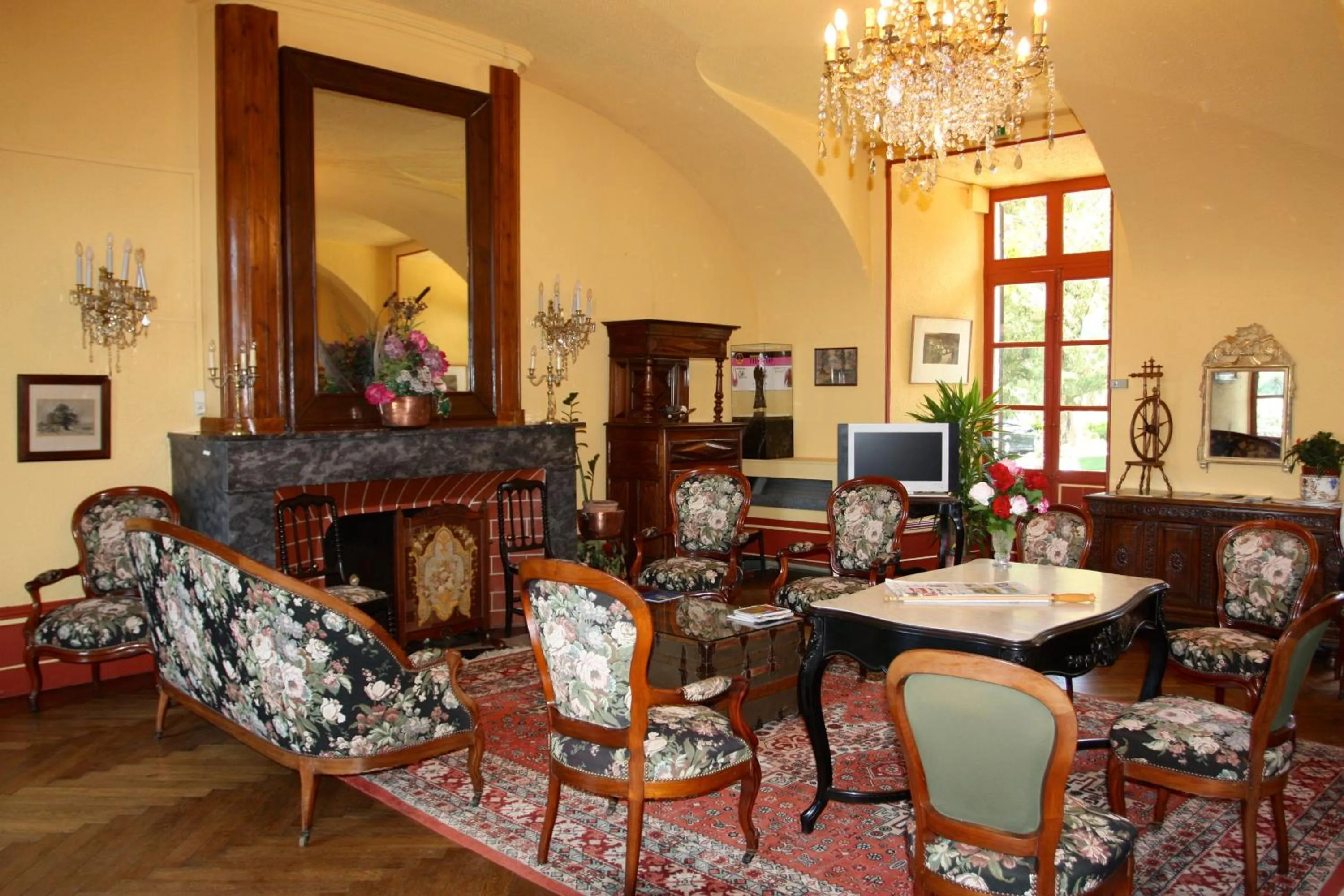 Communal lounge/ TV room in Chateau de Creissels