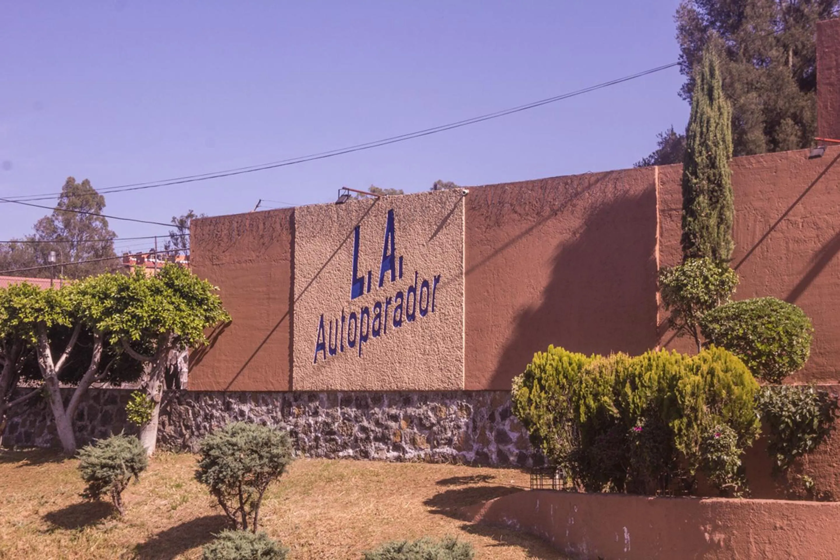 Property building, Property Logo/Sign in Motel LA Autoparador