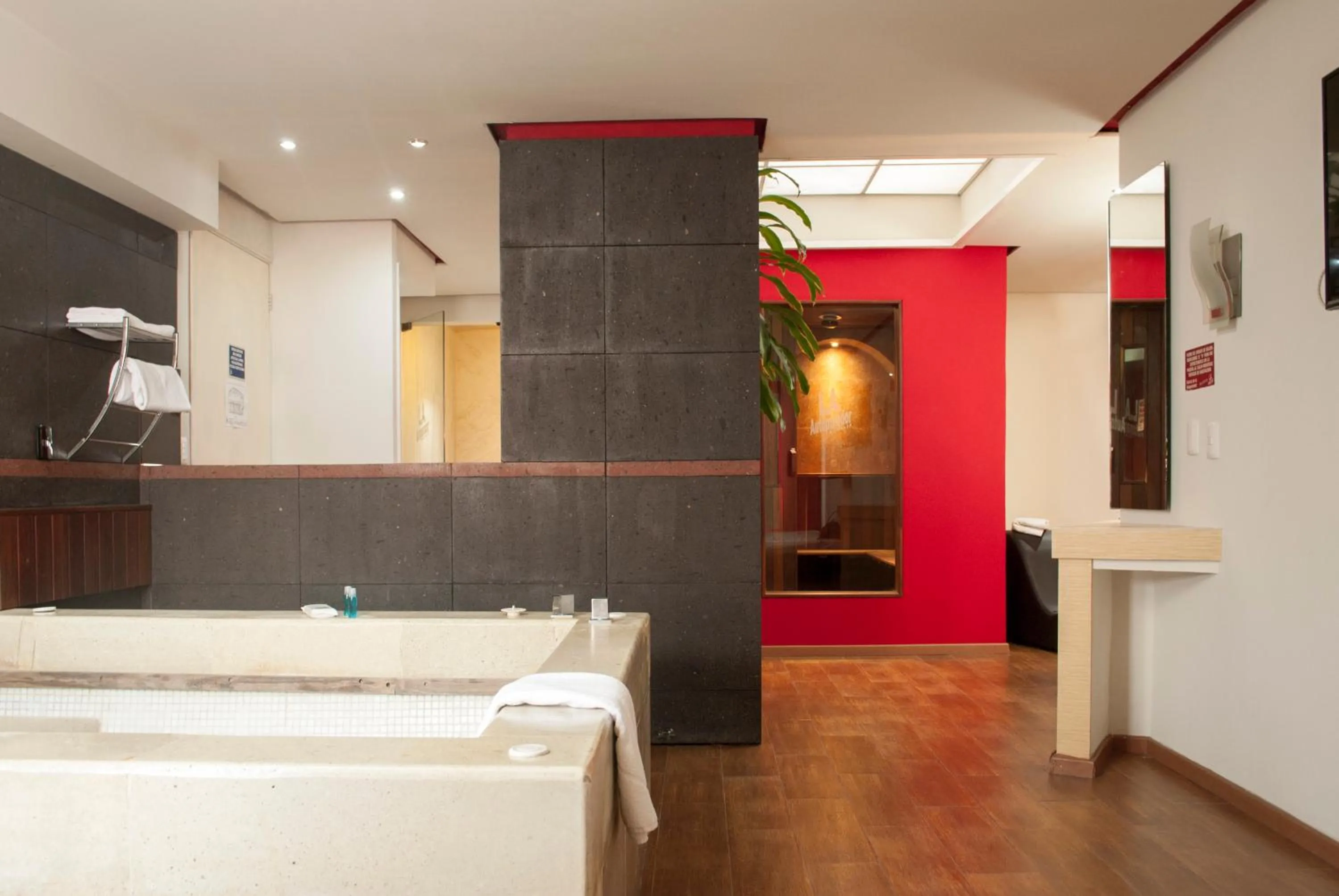 Day, Bathroom in Motel LA Autoparador