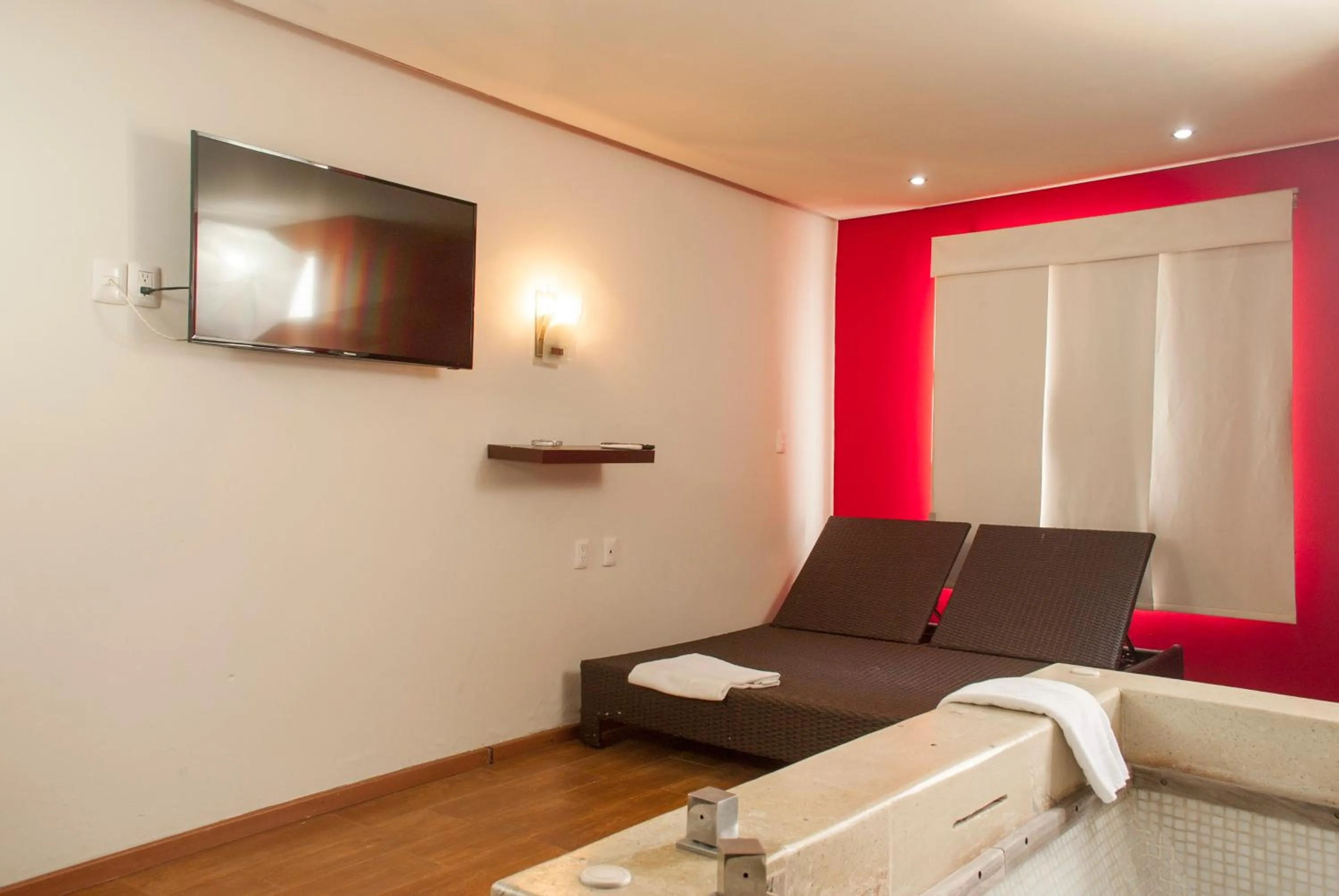 Day, Seating Area in Motel LA Autoparador