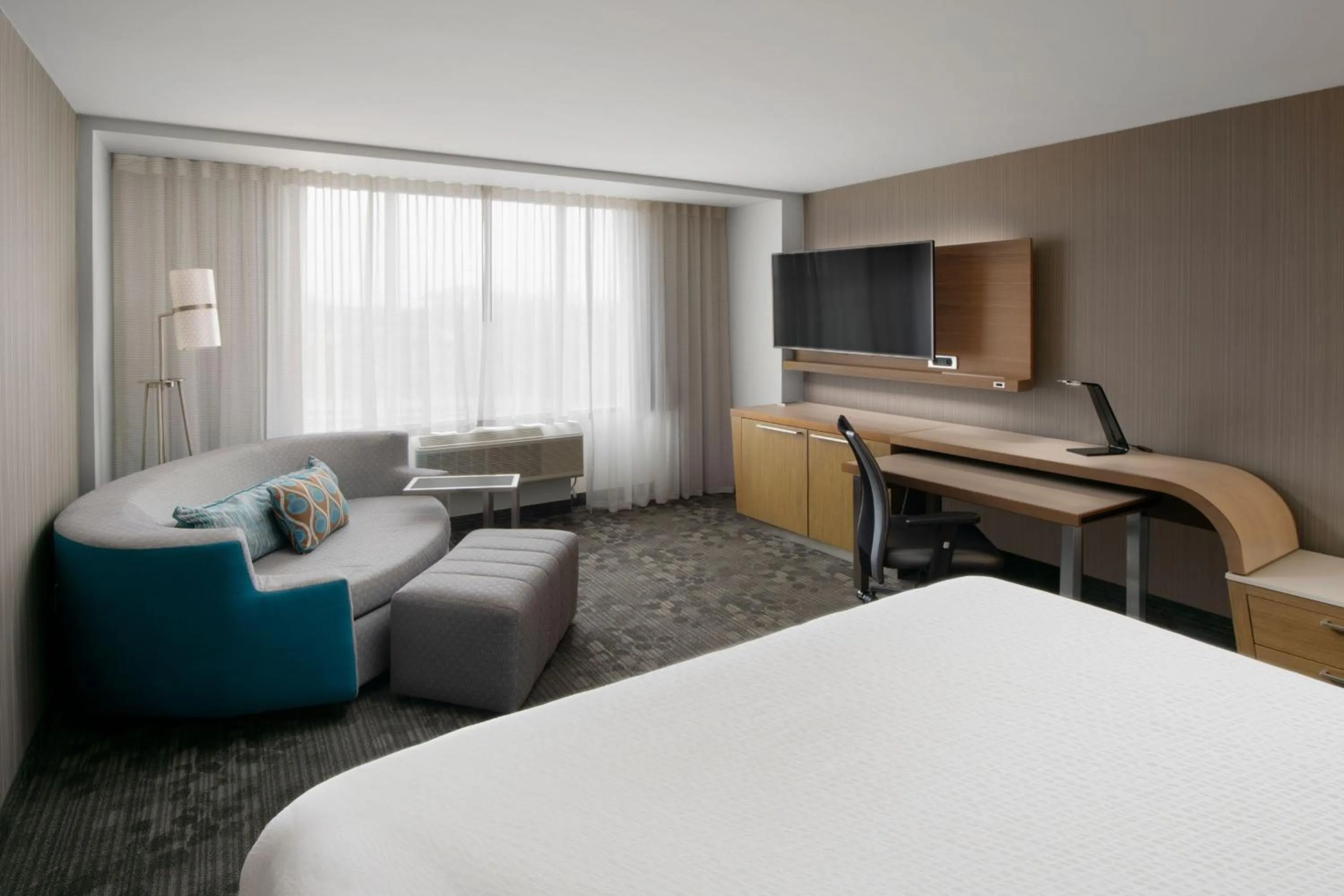 Photo of the whole room, Bed in Courtyard by Marriott Edina Bloomington