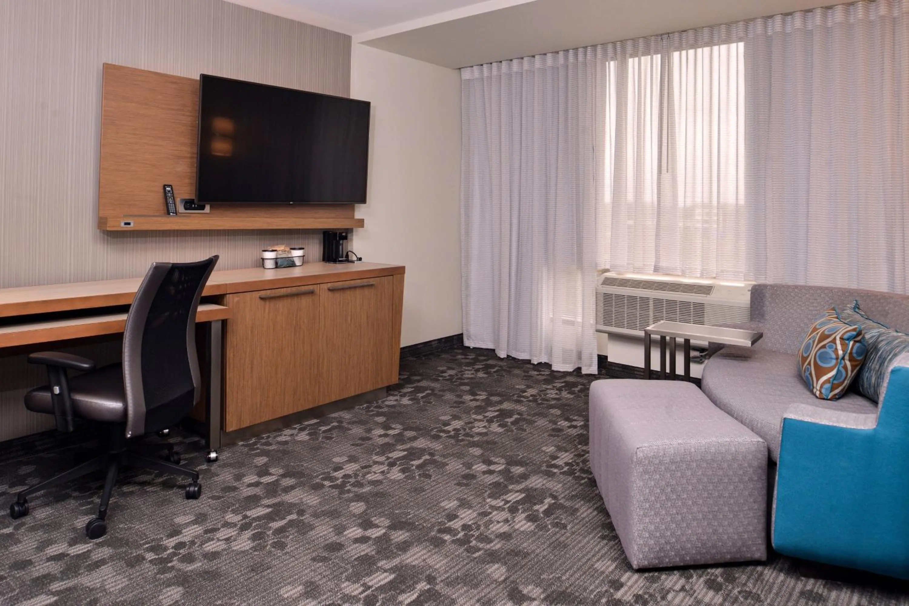 Photo of the whole room in Courtyard by Marriott Edina Bloomington