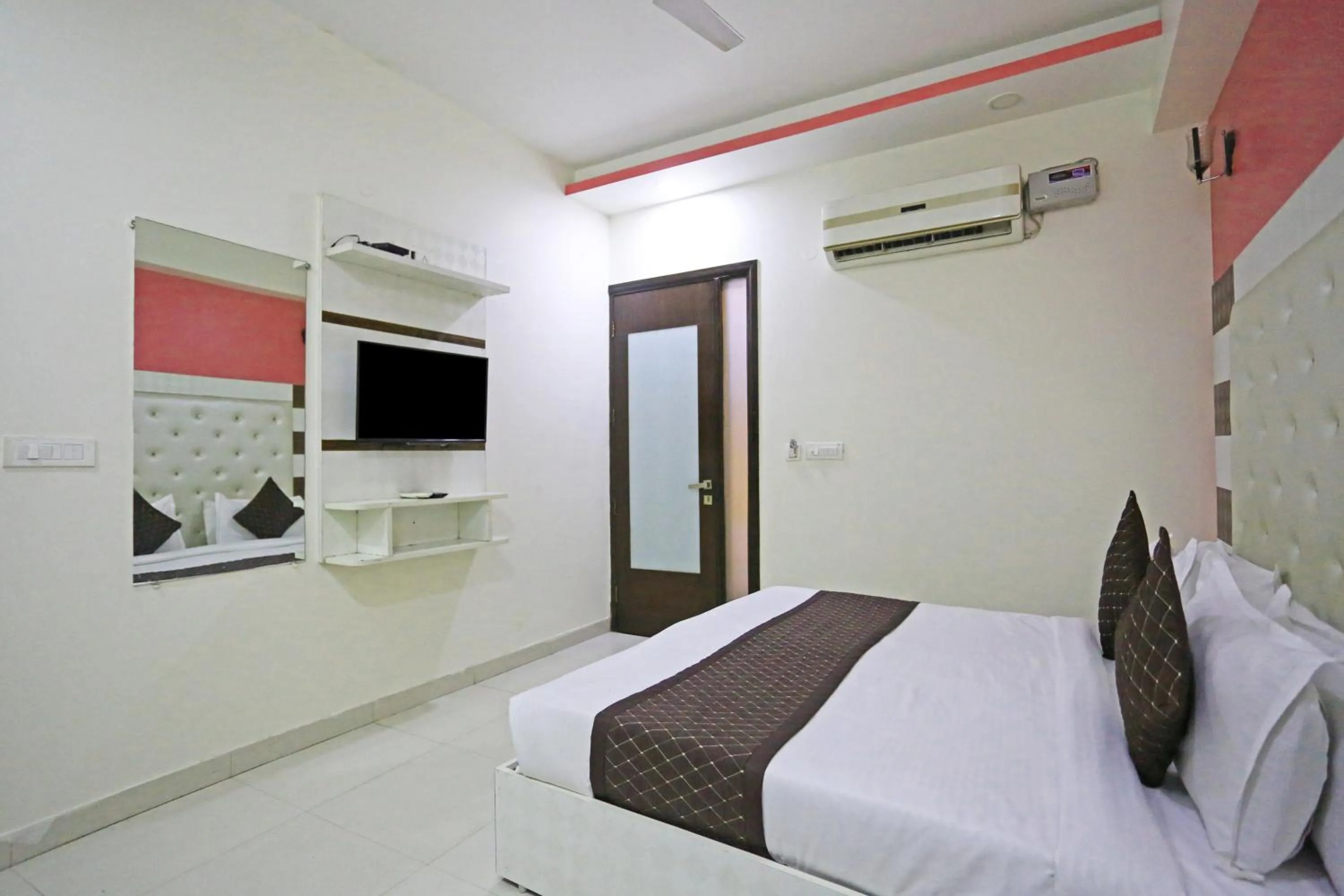 Bed in Hotel Star Inn-Near Delhi Airport