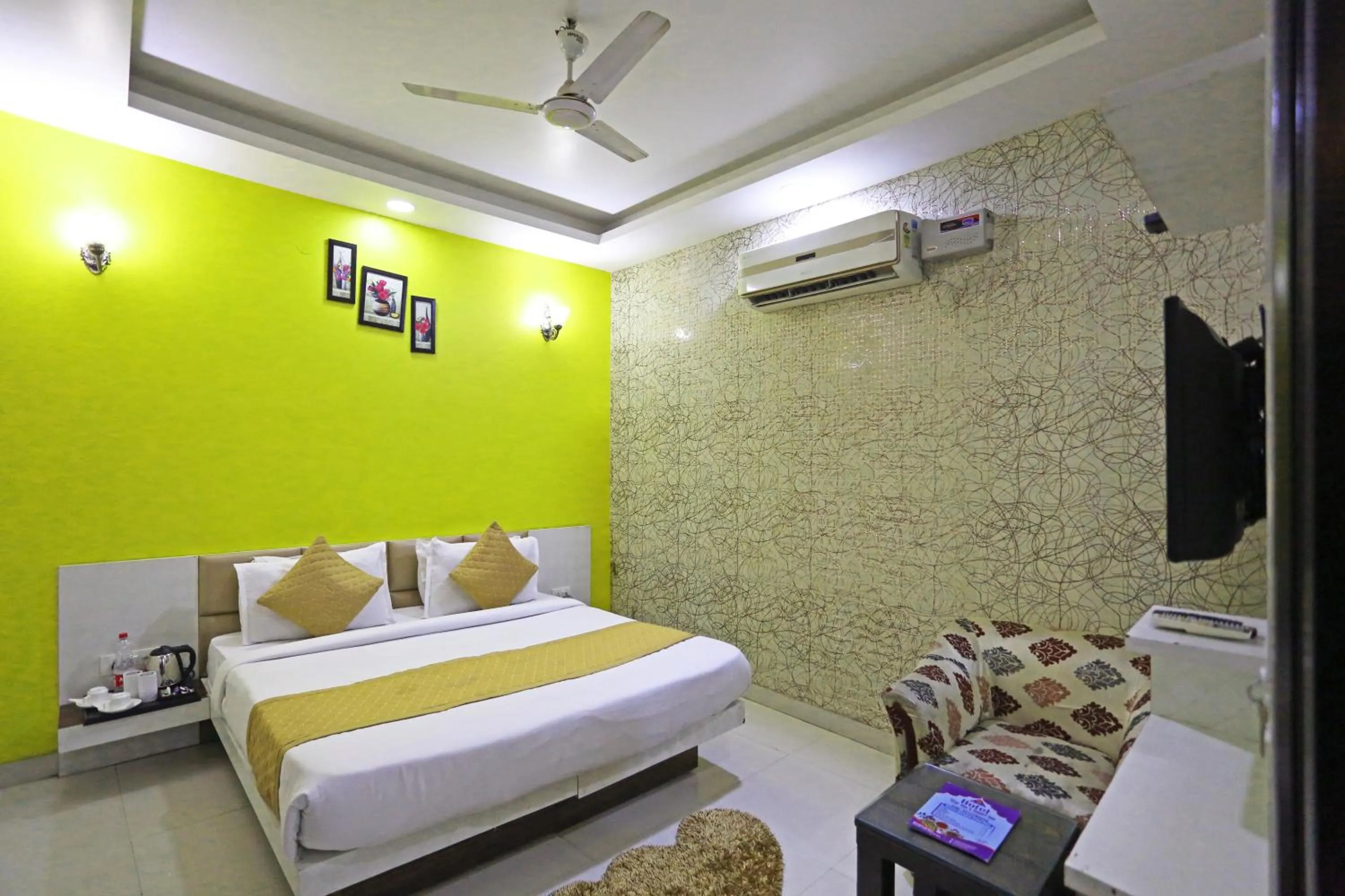 Bed in Hotel Star Inn-Near Delhi Airport