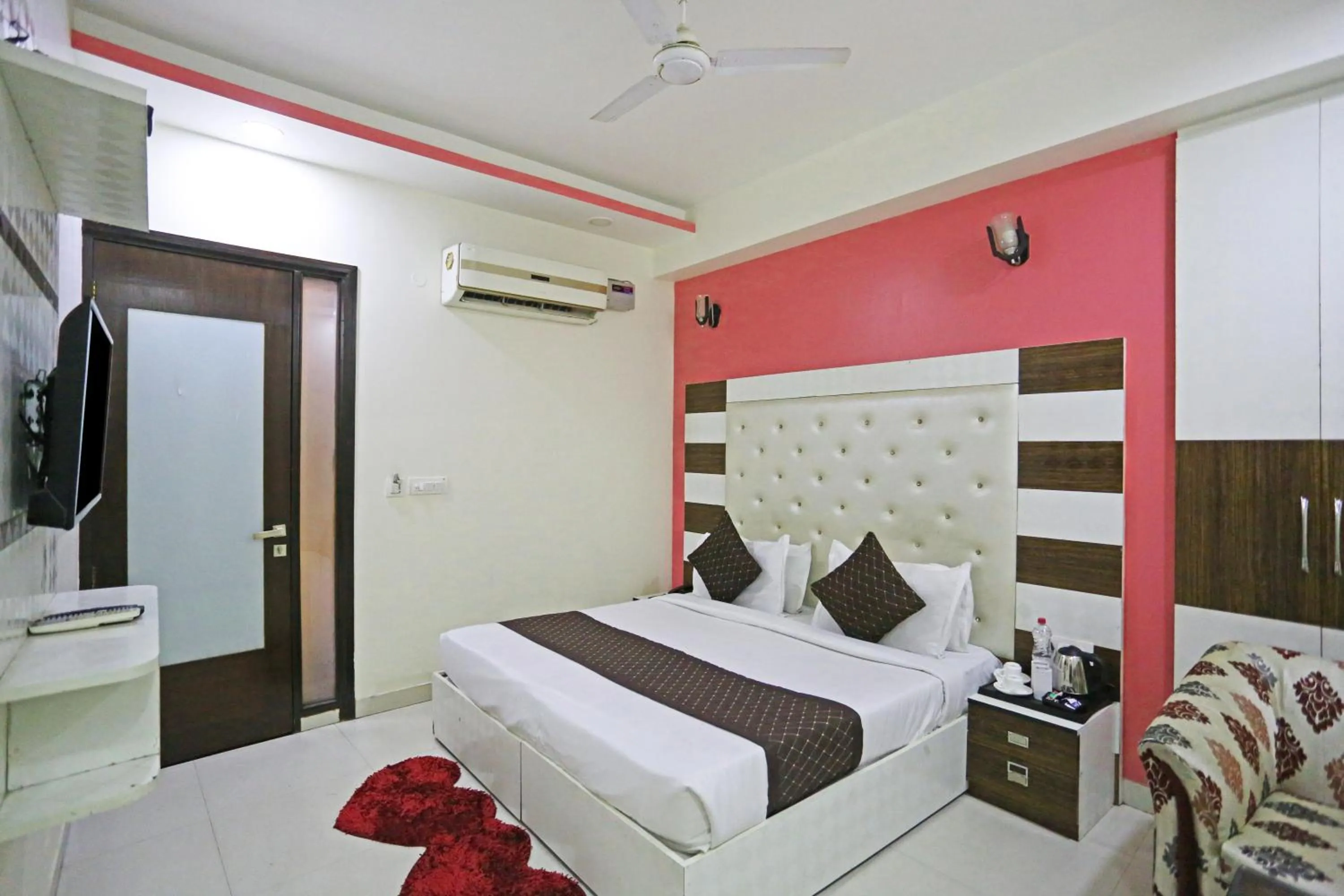 Bed in Hotel Star Inn-Near Delhi Airport