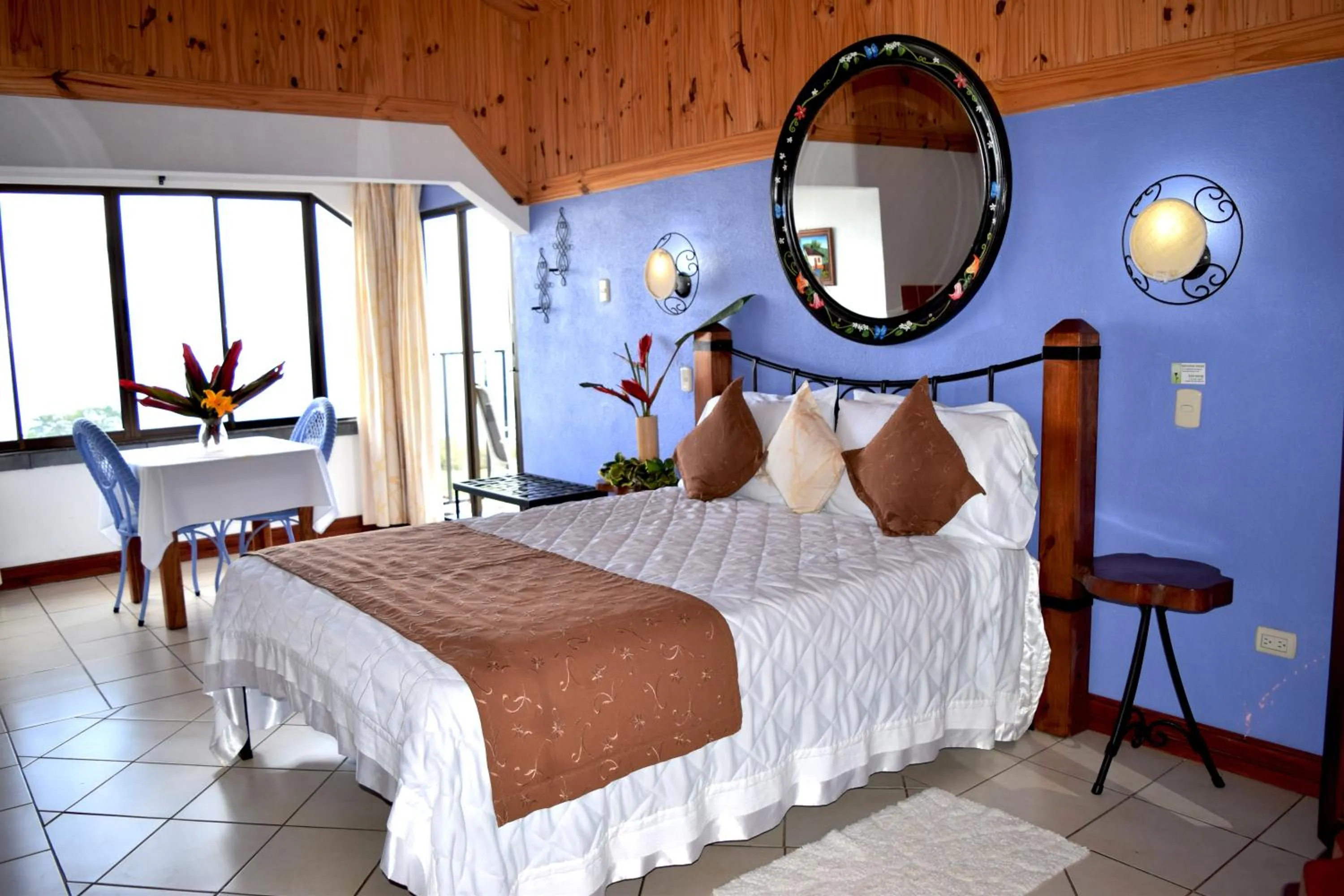 Photo of the whole room, Bed in Guayabo Lodge