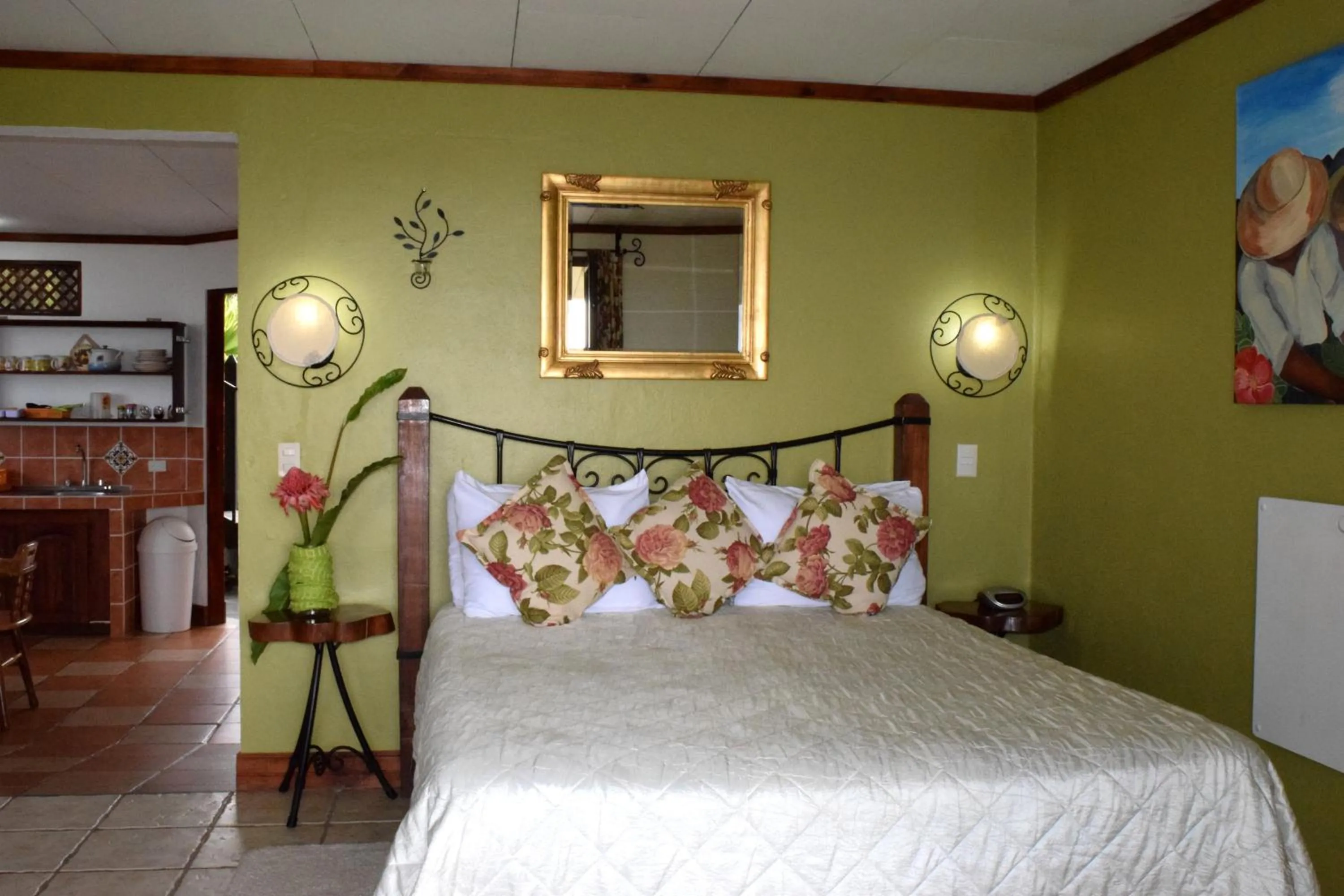 Photo of the whole room, Bed in Guayabo Lodge