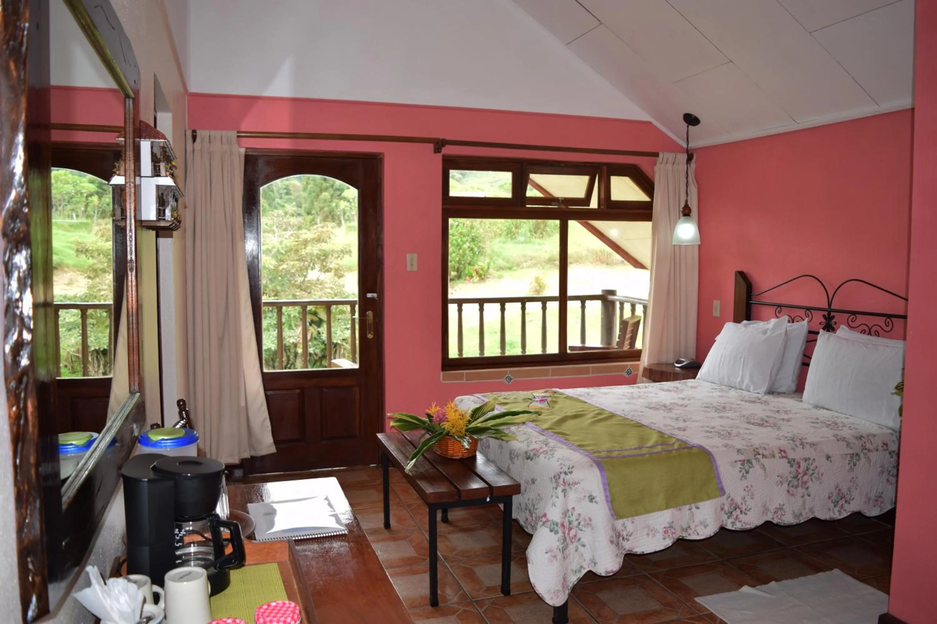 Photo of the whole room, Bed in Guayabo Lodge