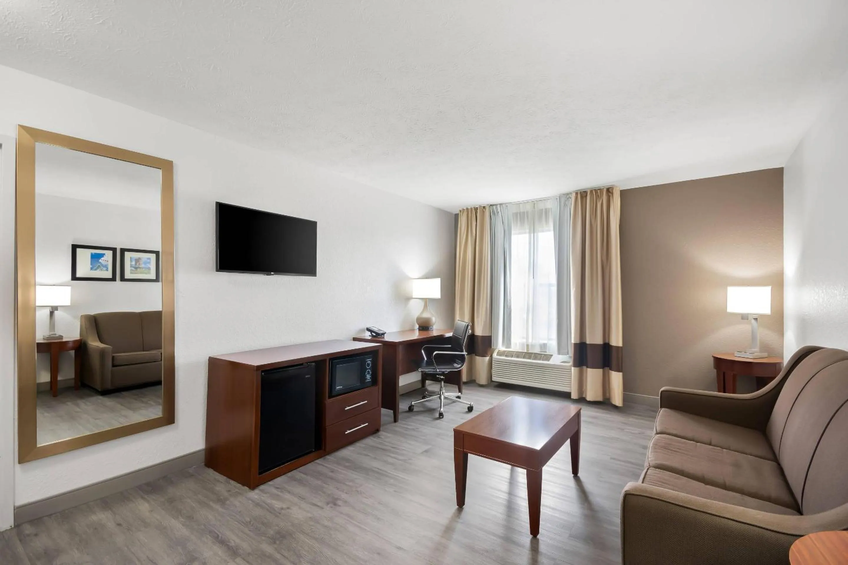 Bedroom in Comfort Inn & Suites Cincinnati Eastgate