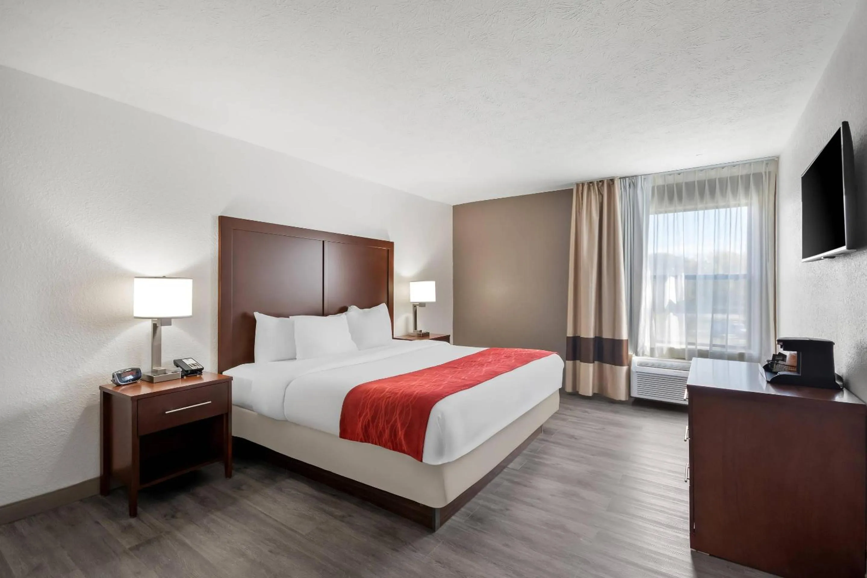 Bedroom, Bed in Comfort Inn & Suites Cincinnati Eastgate