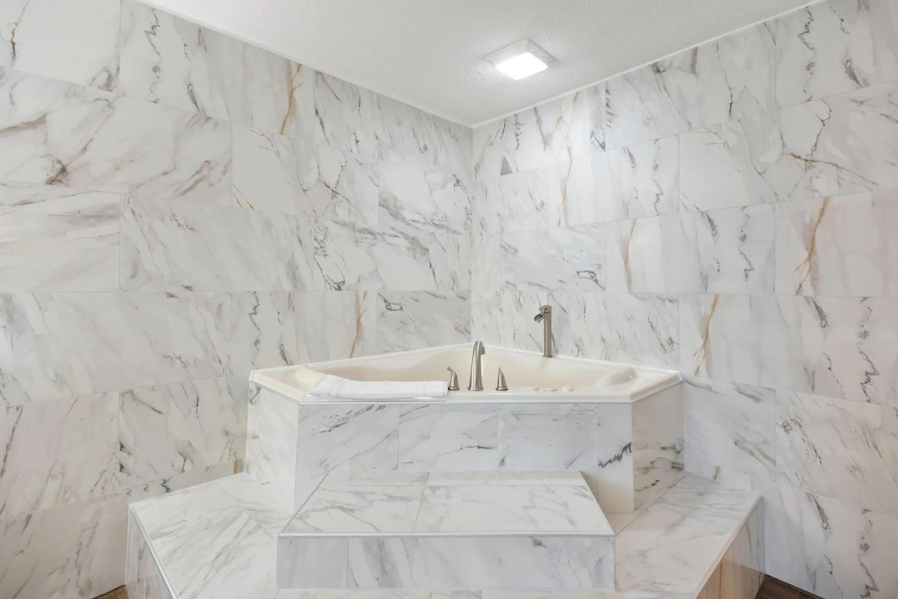 Bedroom in Comfort Inn & Suites Cincinnati Eastgate