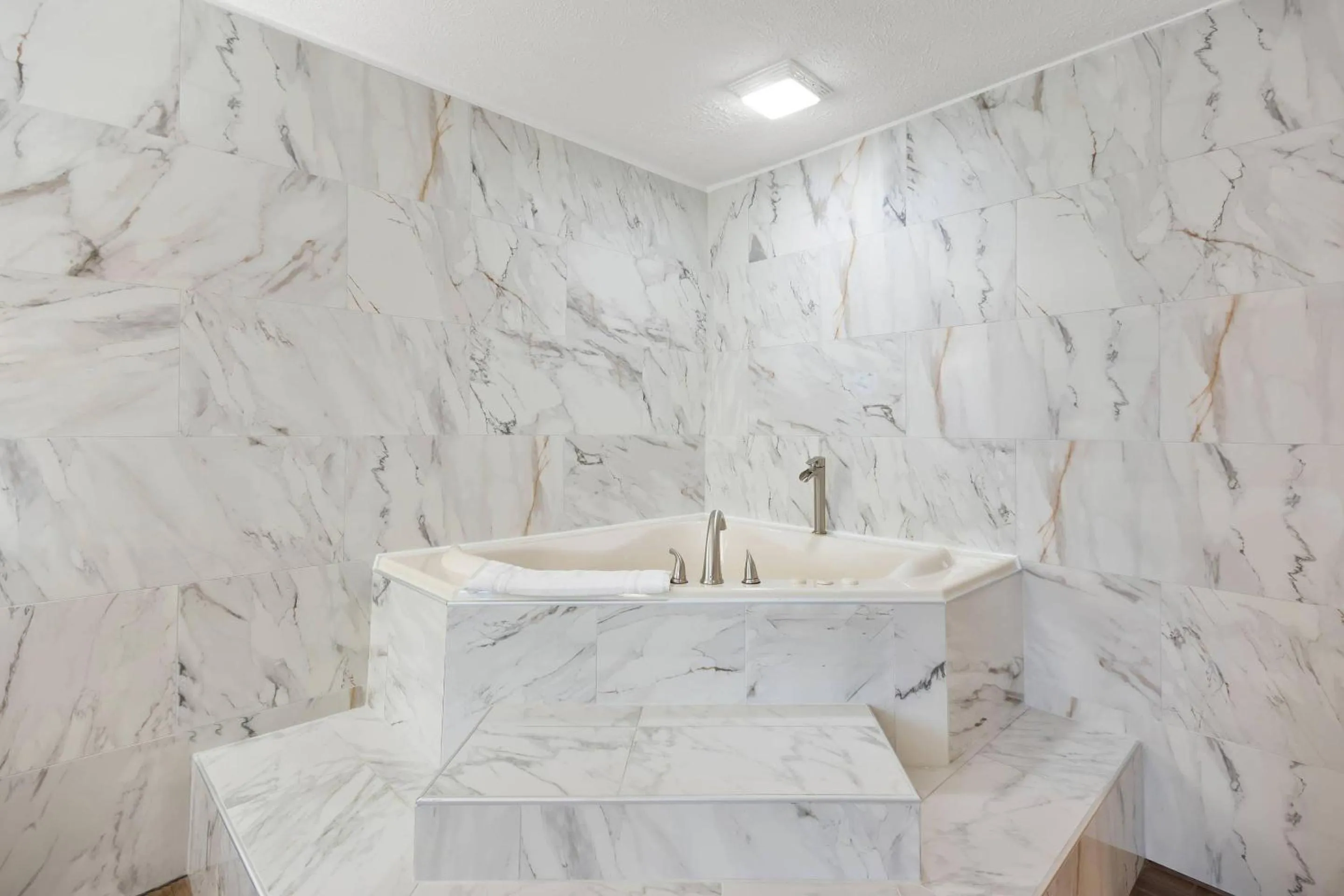 Bedroom in Comfort Inn & Suites Cincinnati Eastgate