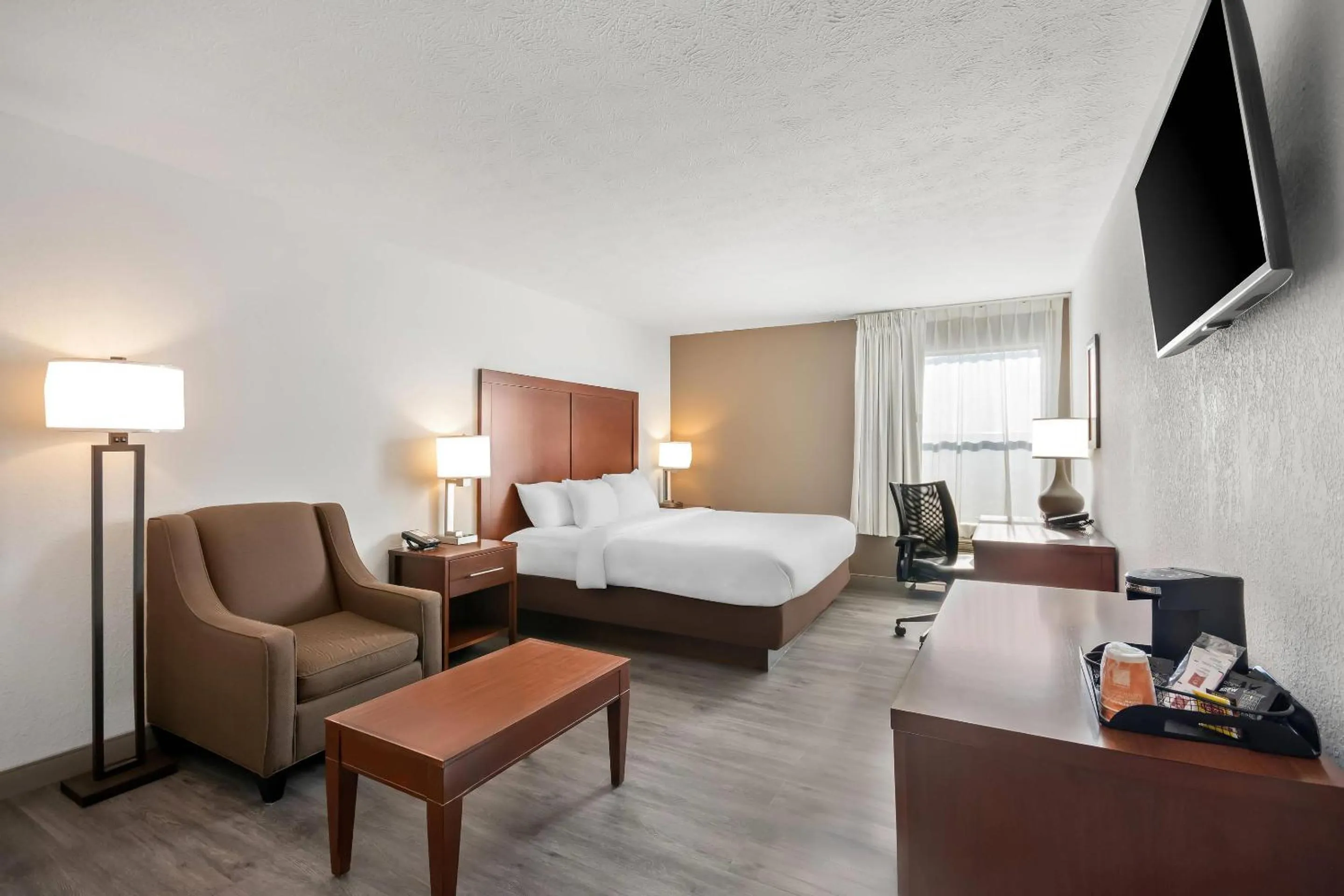 Bedroom, Bed in Comfort Inn & Suites Cincinnati Eastgate