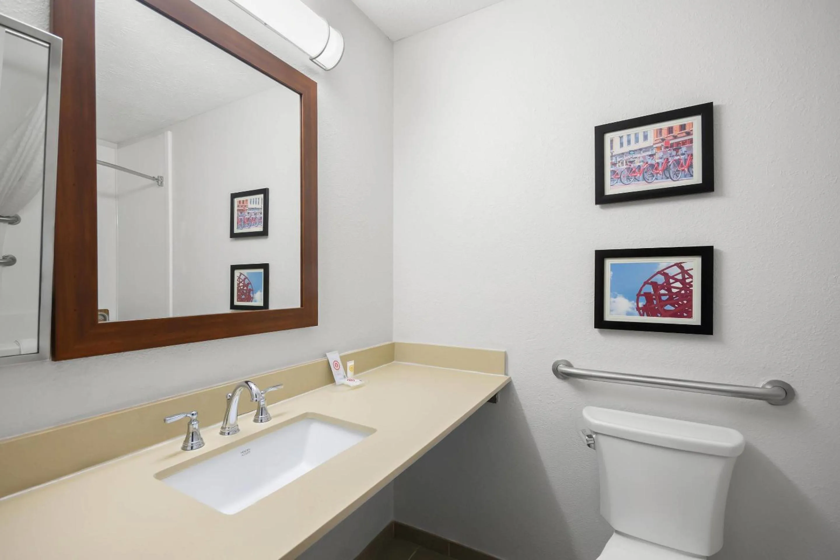 Bedroom in Comfort Inn & Suites Cincinnati Eastgate