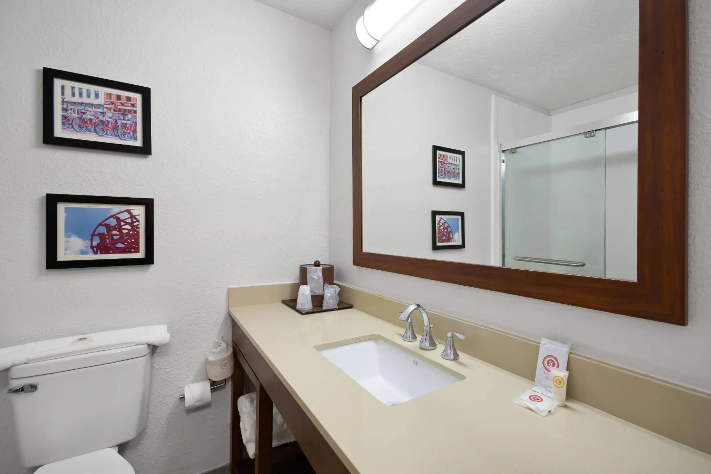 Bedroom in Comfort Inn & Suites Cincinnati Eastgate