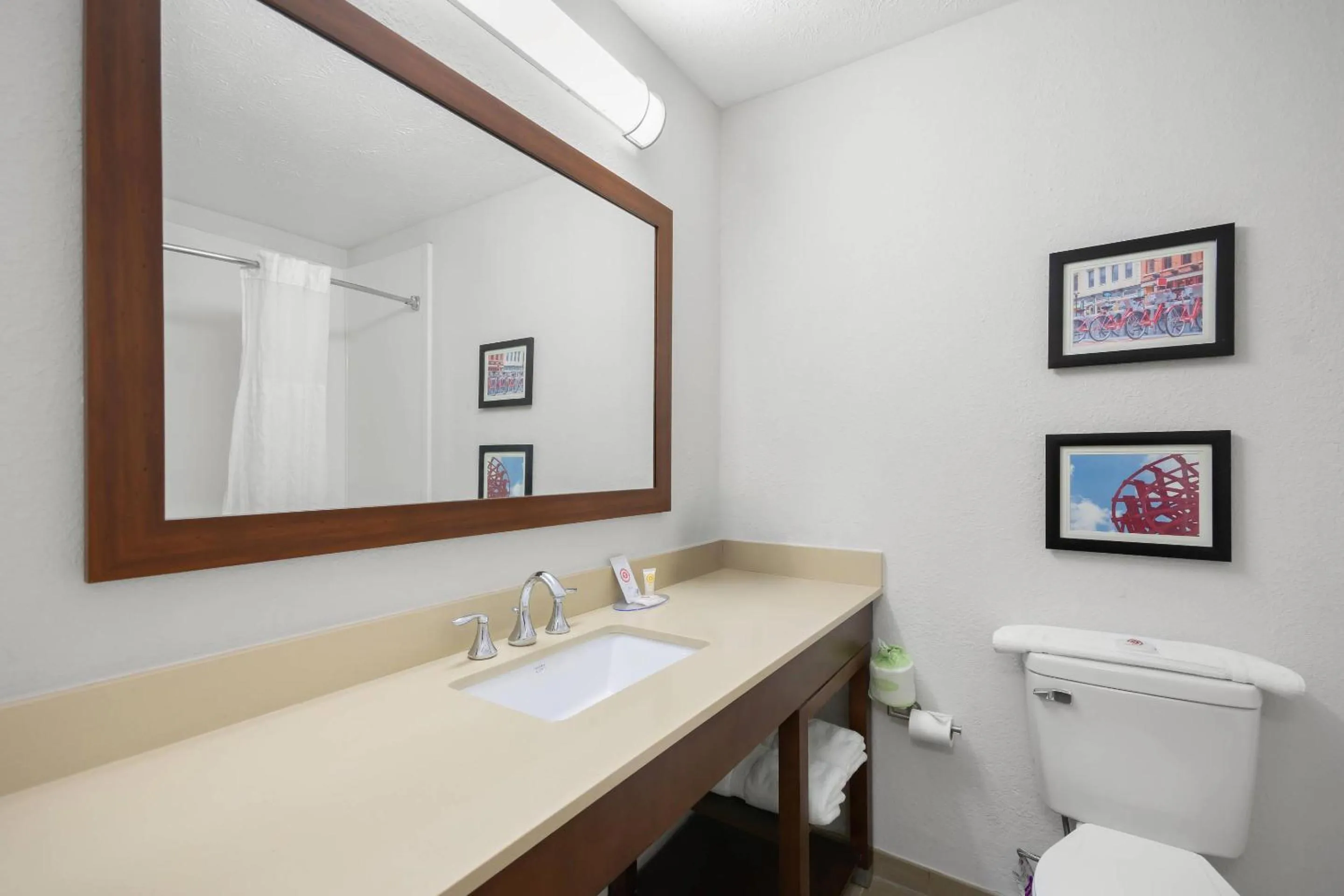 Bedroom in Comfort Inn & Suites Cincinnati Eastgate