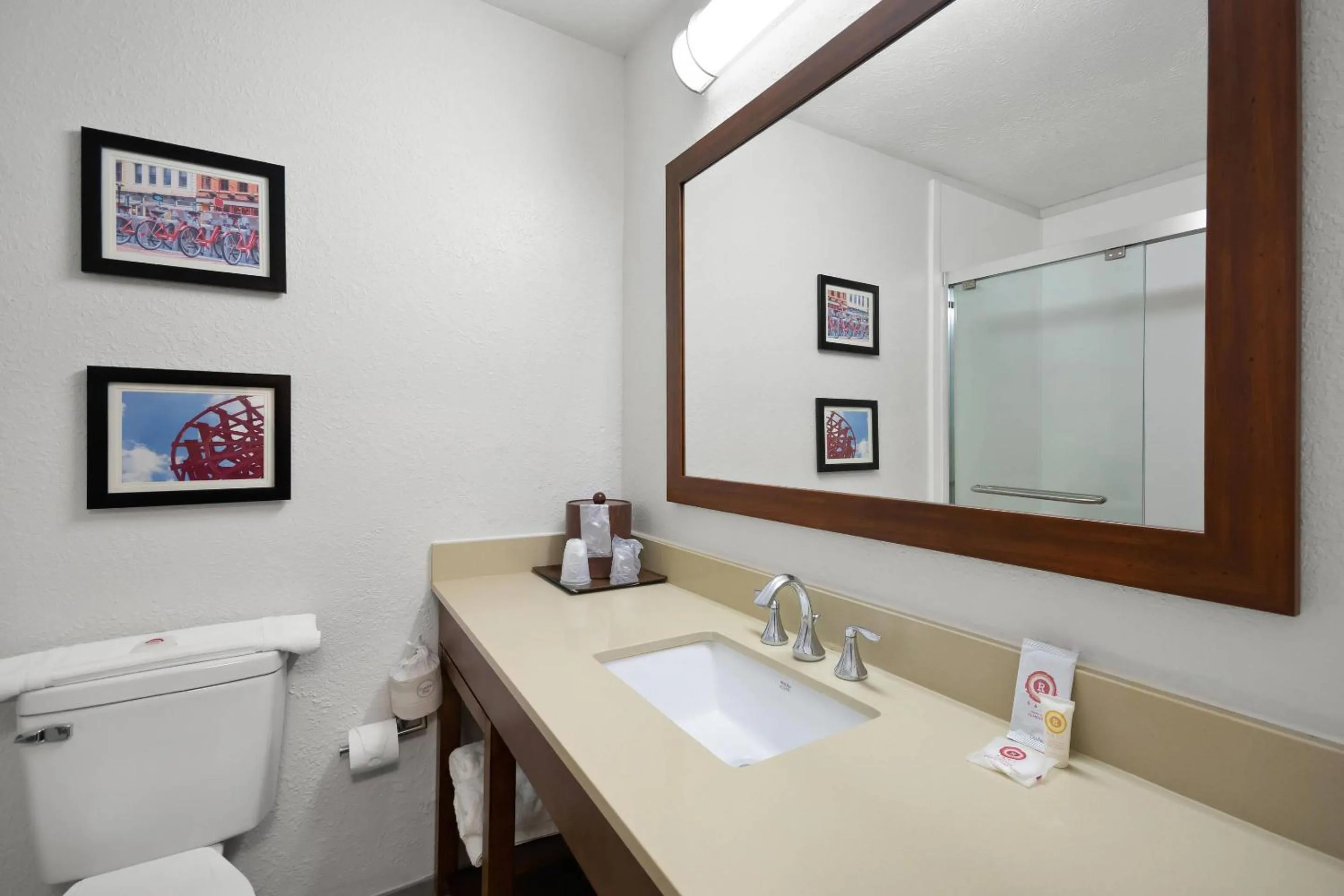 Bedroom in Comfort Inn & Suites Cincinnati Eastgate