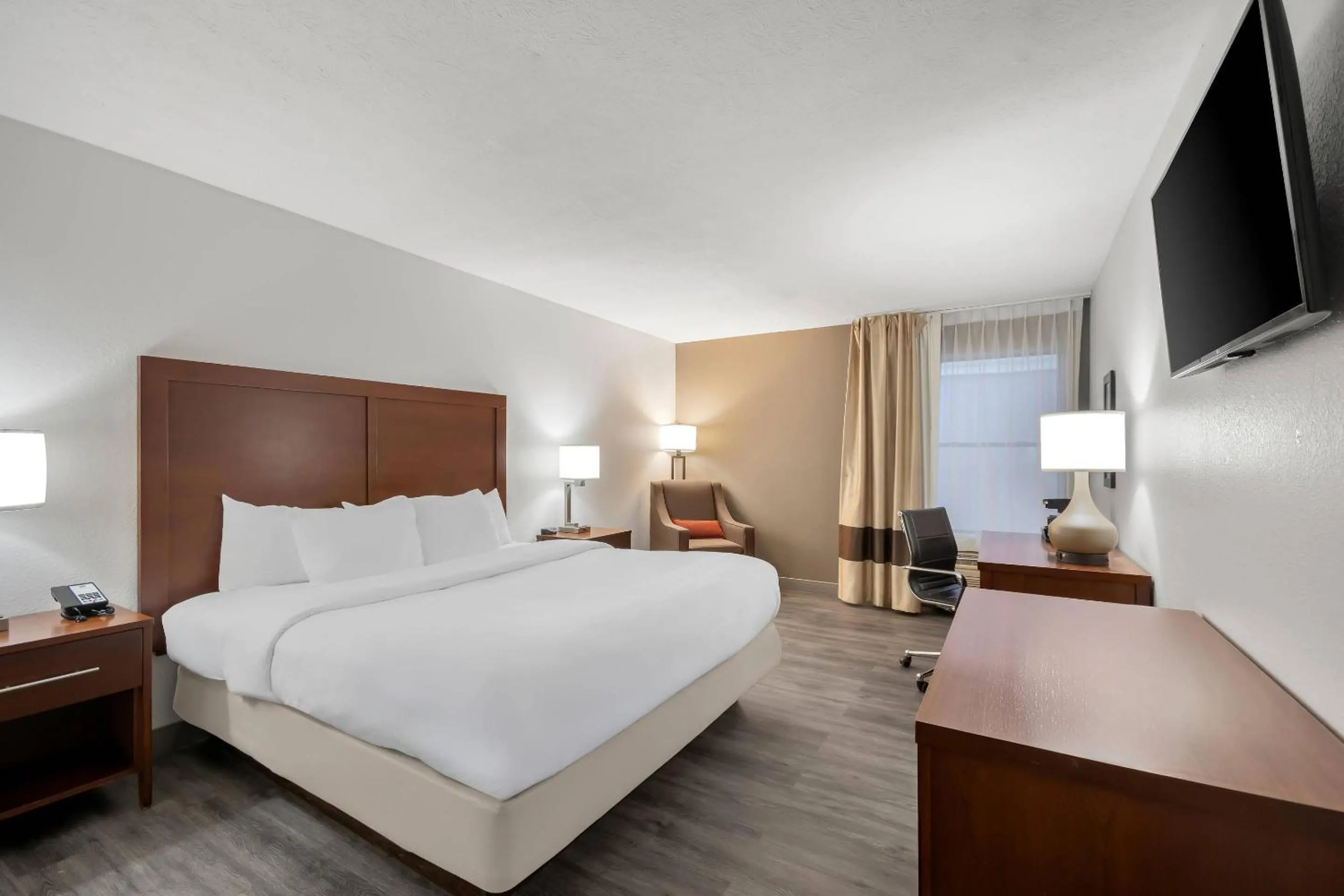 Bedroom, Bed in Comfort Inn & Suites Cincinnati Eastgate