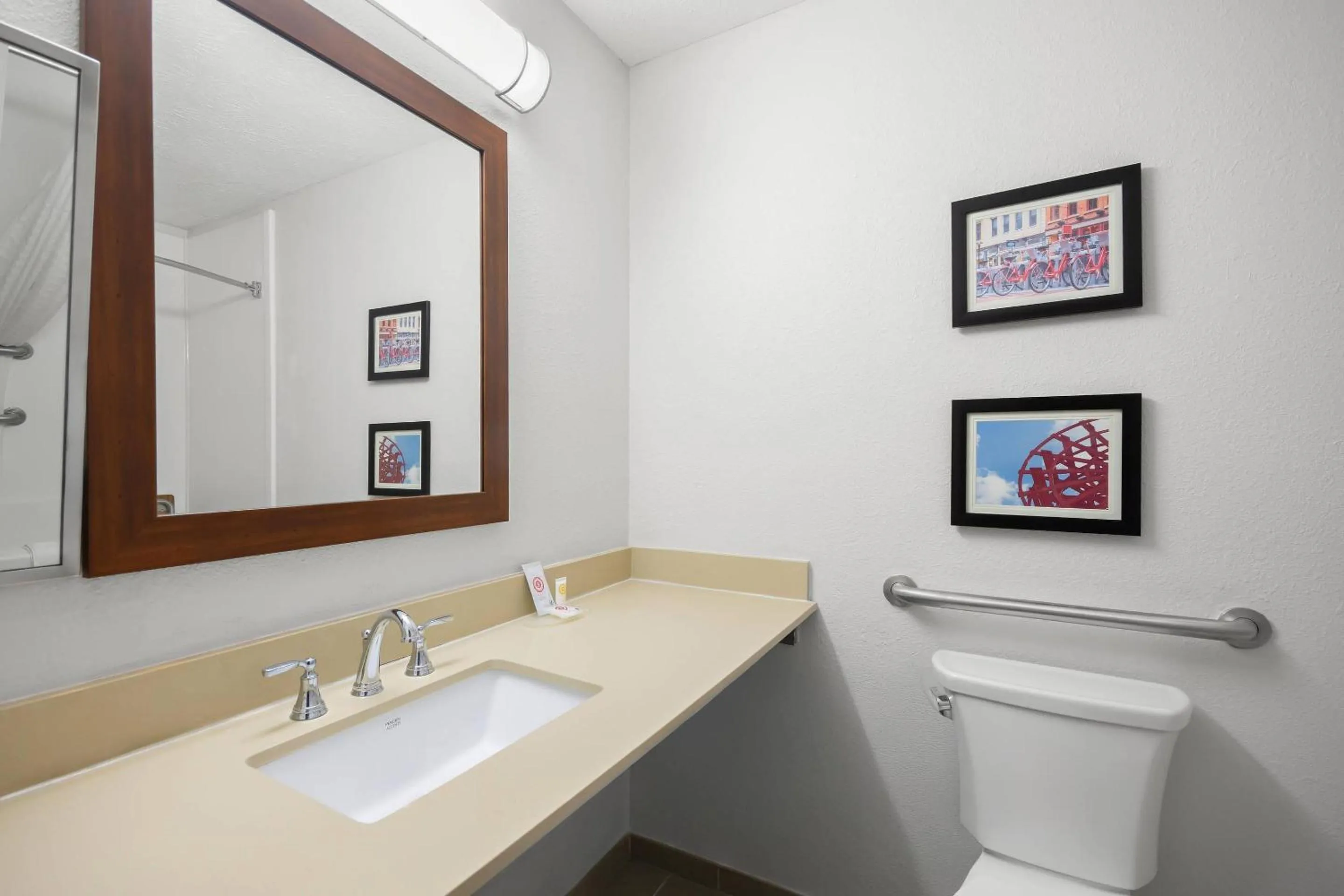 Bedroom in Comfort Inn & Suites Cincinnati Eastgate