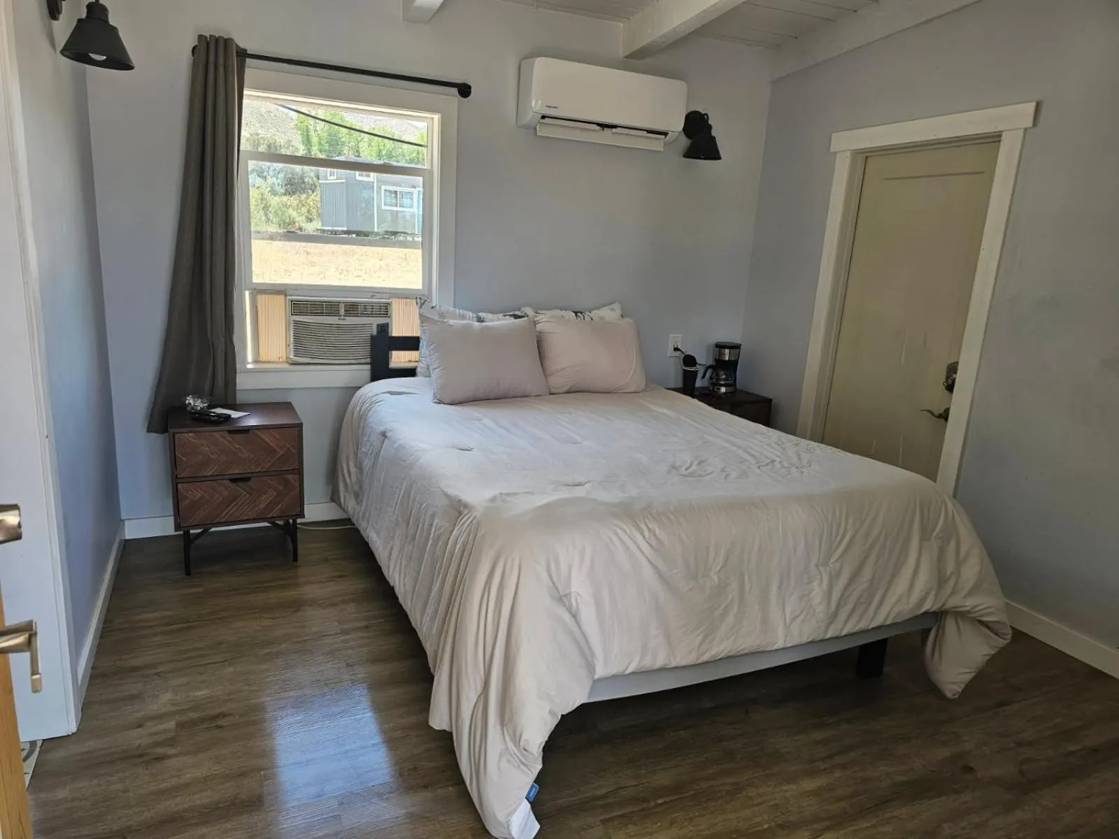 Bed in The Historic West Walker Motel