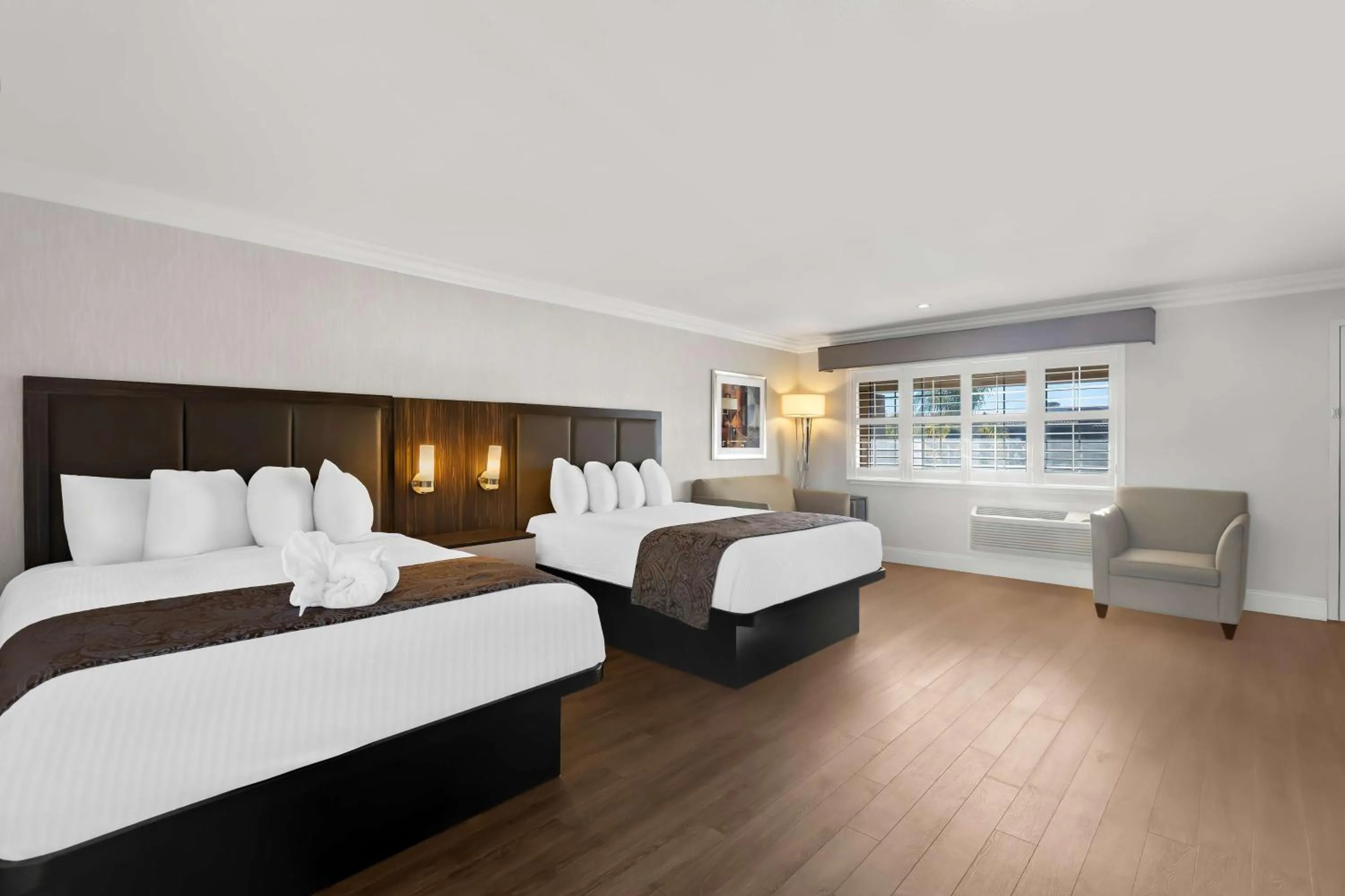 Photo of the whole room, Bed in Best Western University Inn Santa Clara