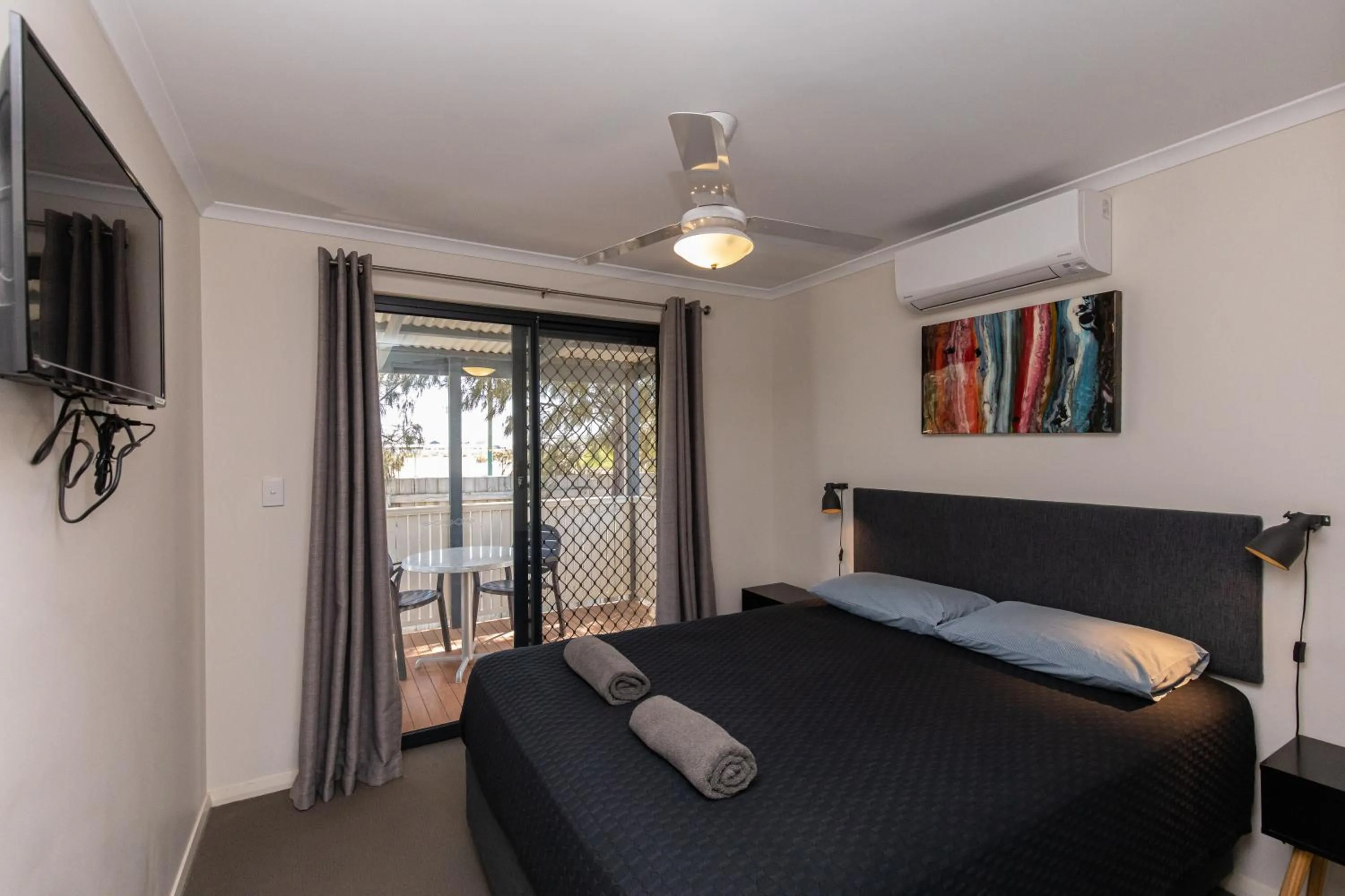 Patio, Bed in Jurien Bay Tourist Park